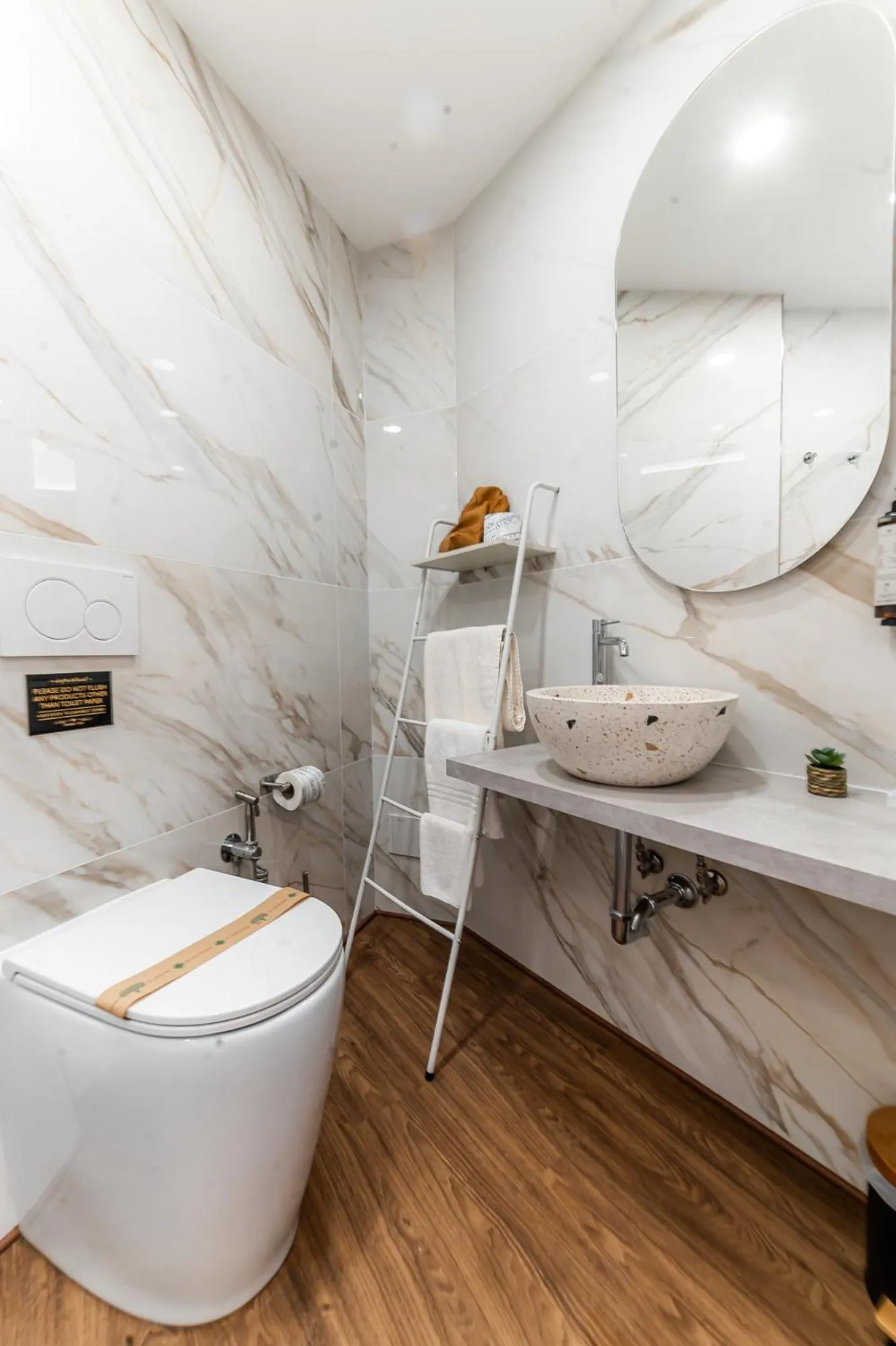 Toilet in Domus Domas & Boutique - Golden Keys Collection