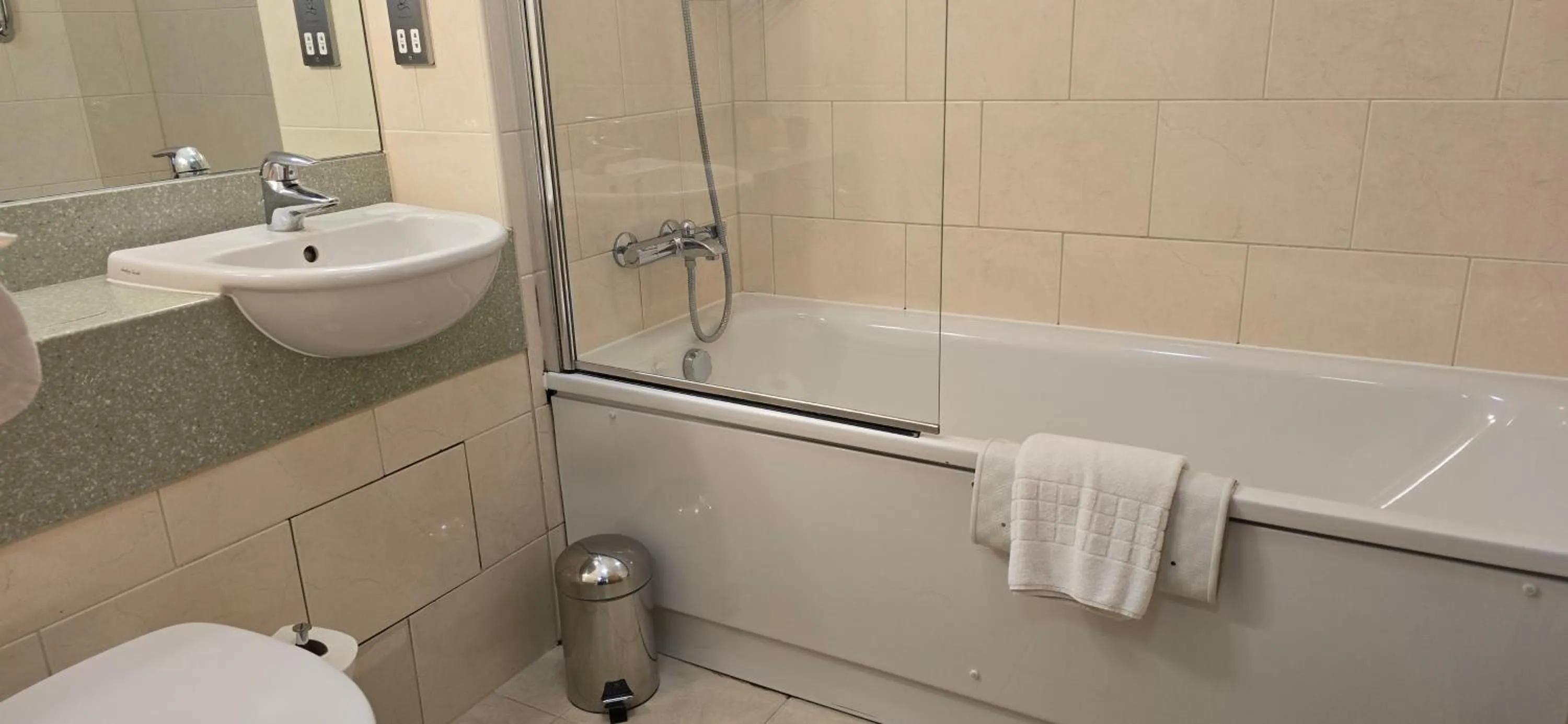 Bathroom in Shendish Manor Hotel & Golf Course