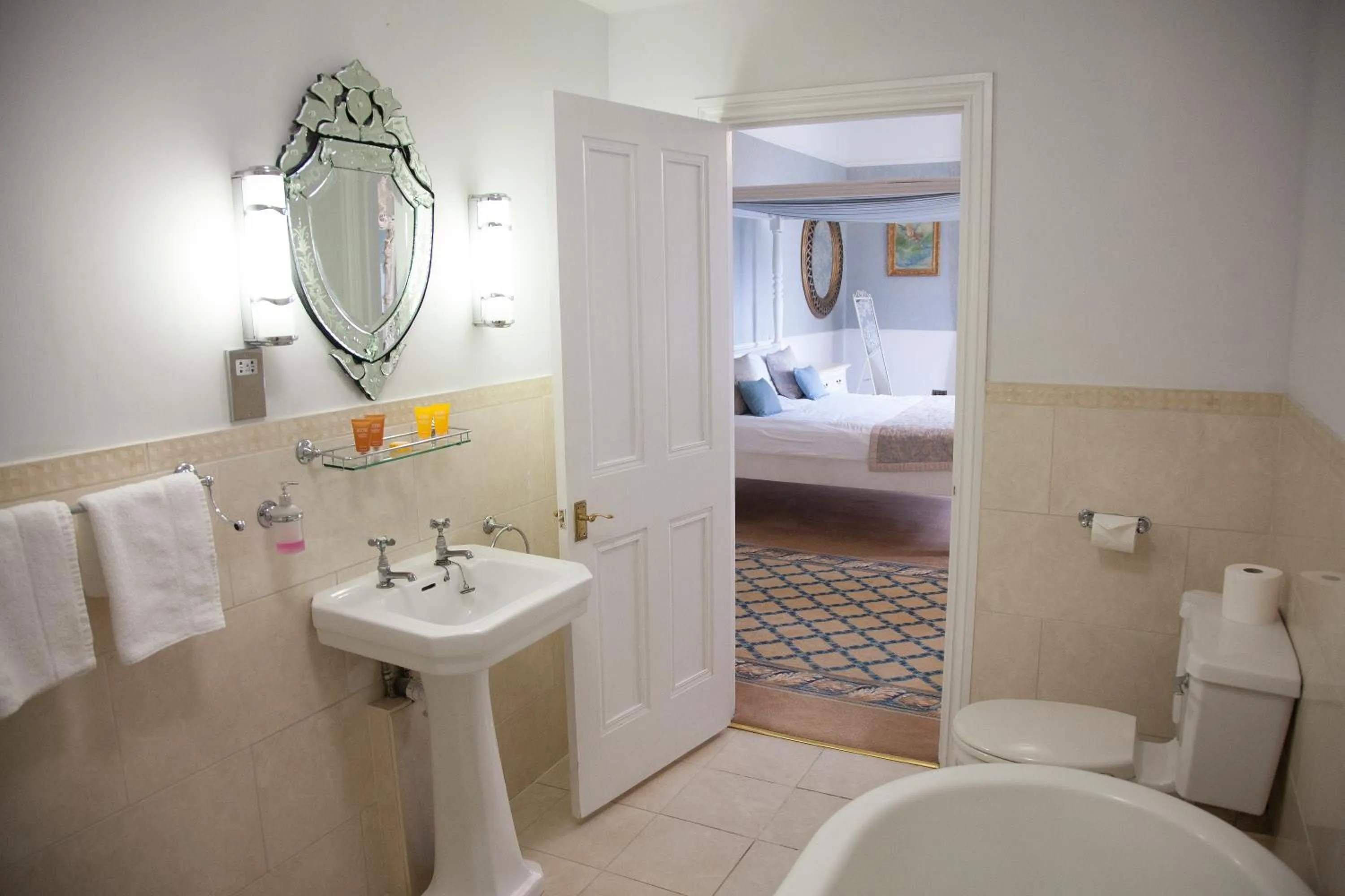 Bathroom, Bed in Shendish Manor Hotel & Golf Course