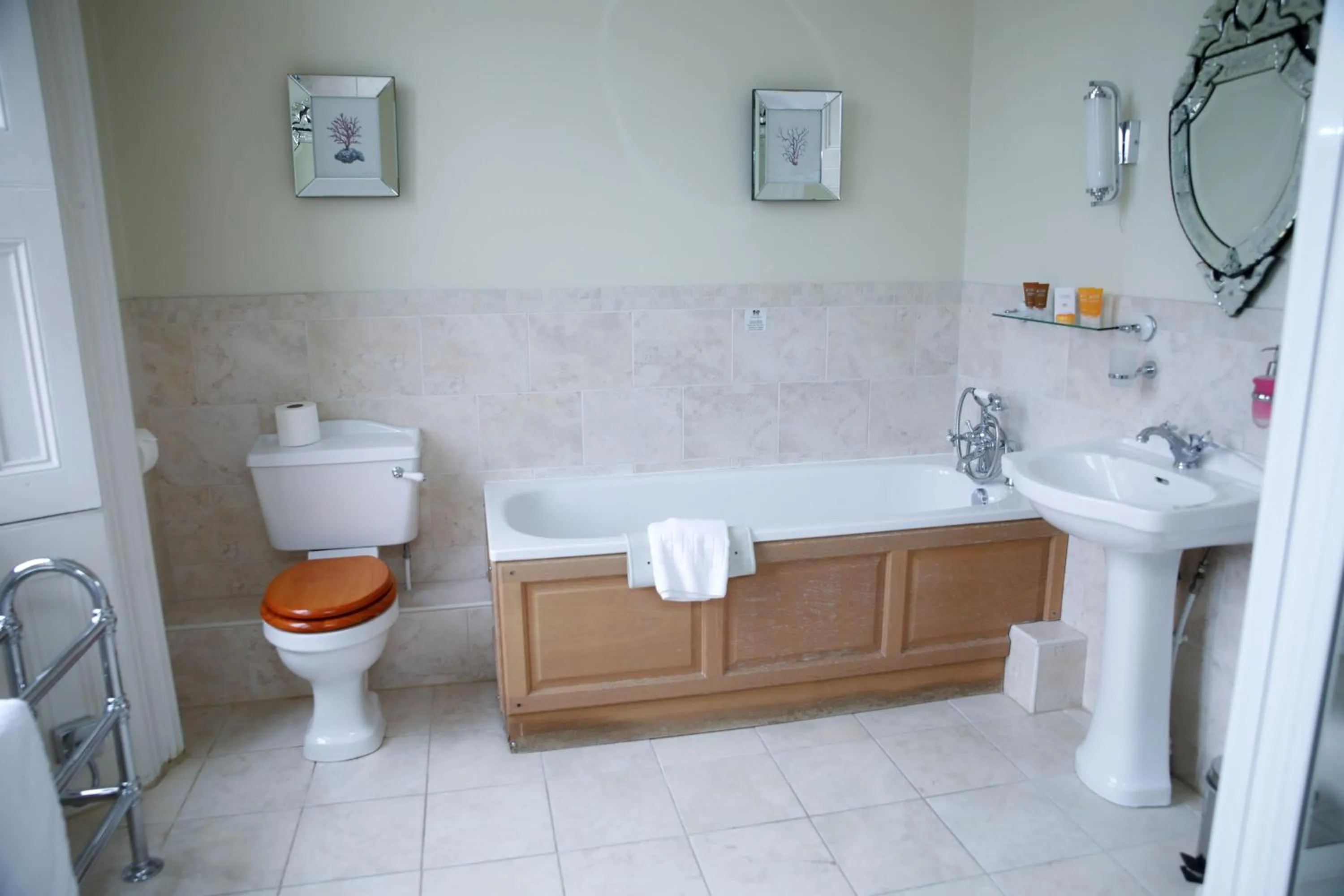 Bathroom in Shendish Manor Hotel & Golf Course