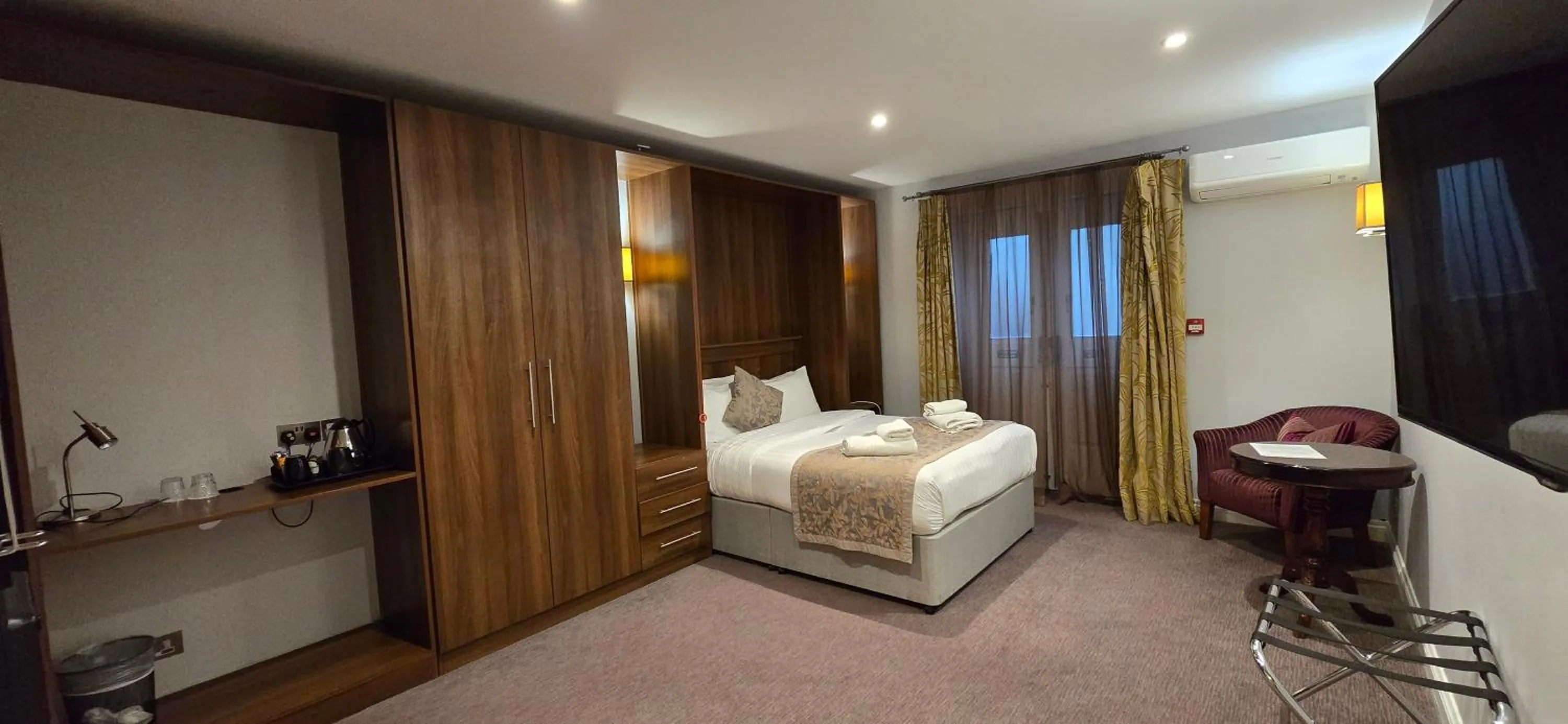 Photo of the whole room, Bed in Shendish Manor Hotel & Golf Course