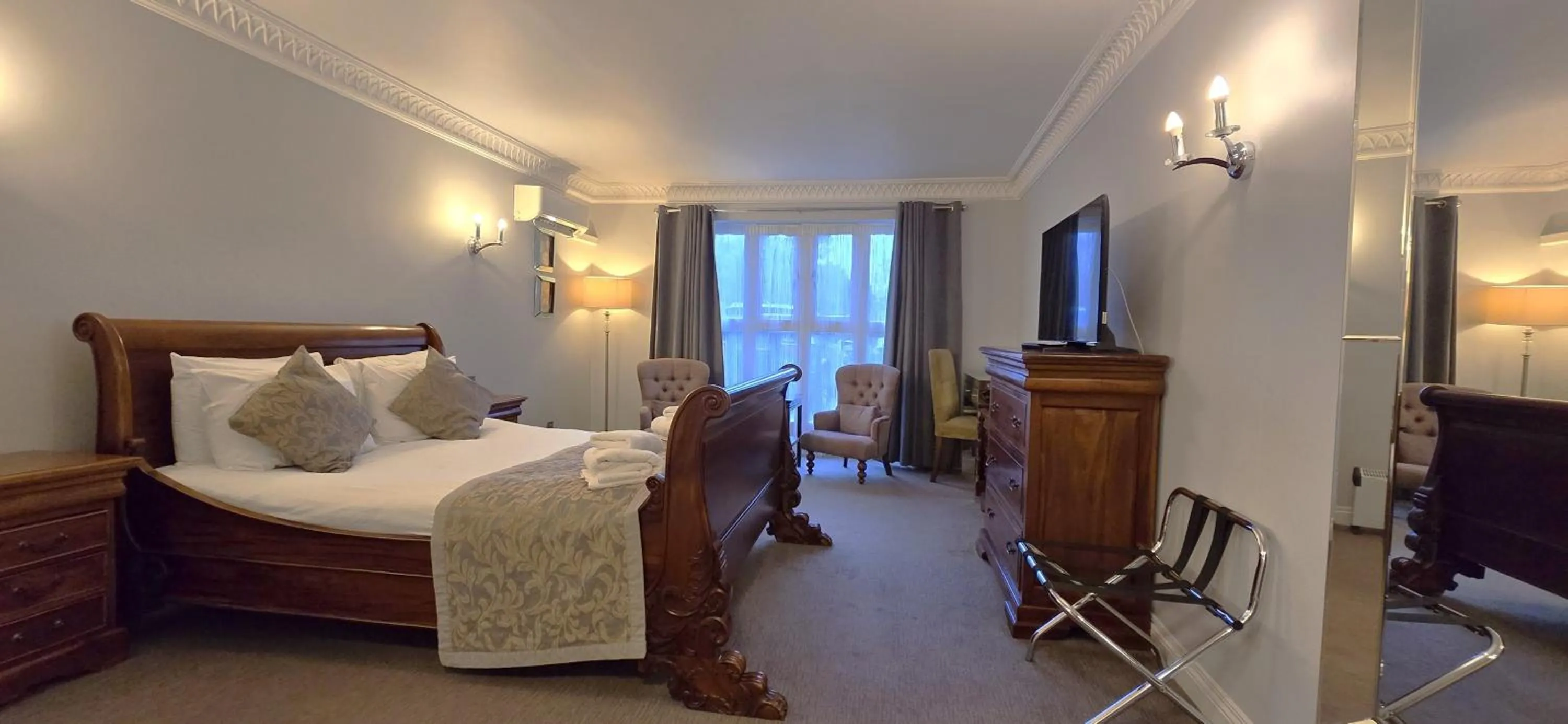 Photo of the whole room, Bed in Shendish Manor Hotel & Golf Course