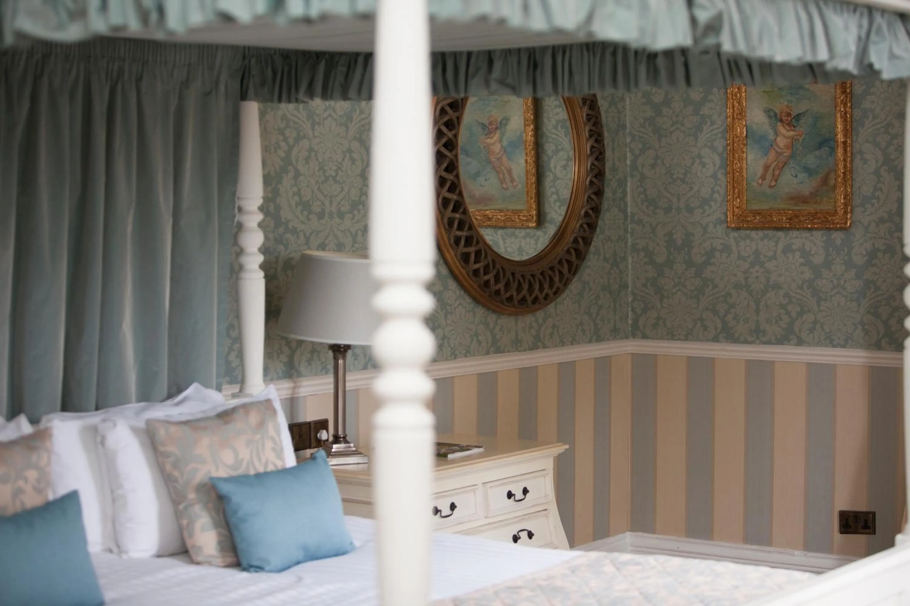 Bed in Shendish Manor Hotel & Golf Course