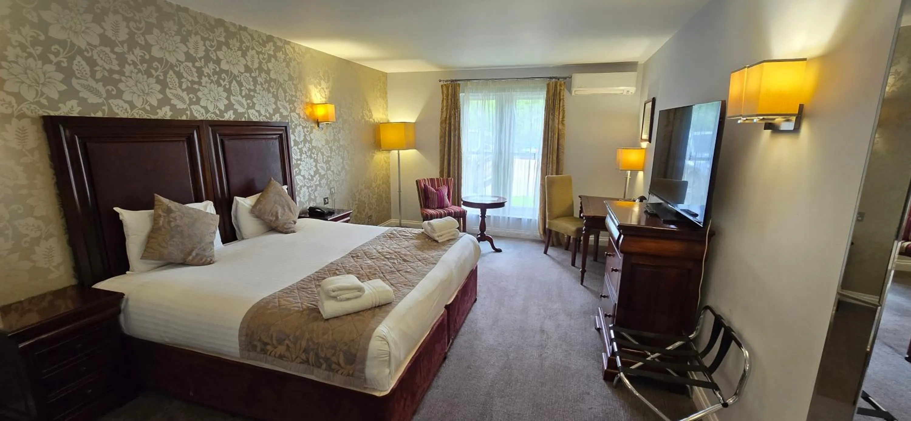 Photo of the whole room, Bed in Shendish Manor Hotel & Golf Course