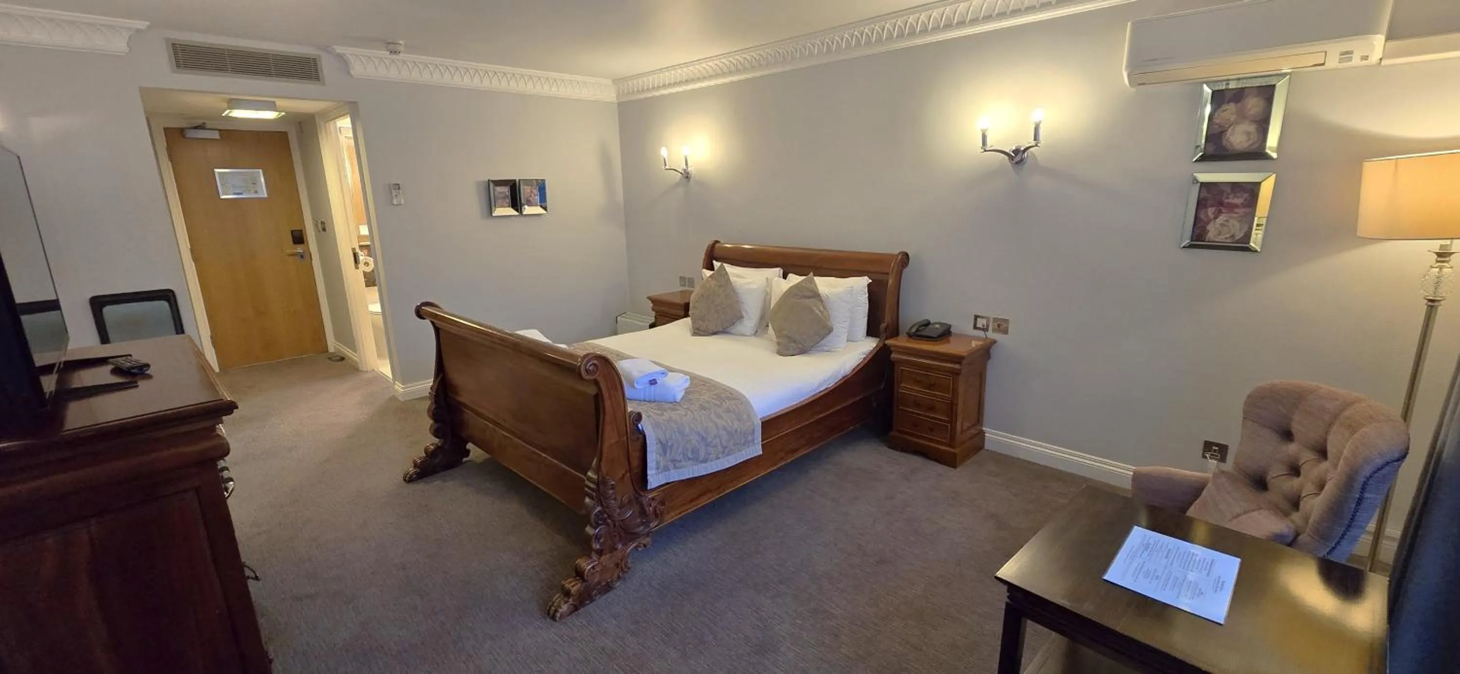 Photo of the whole room, Bed in Shendish Manor Hotel & Golf Course