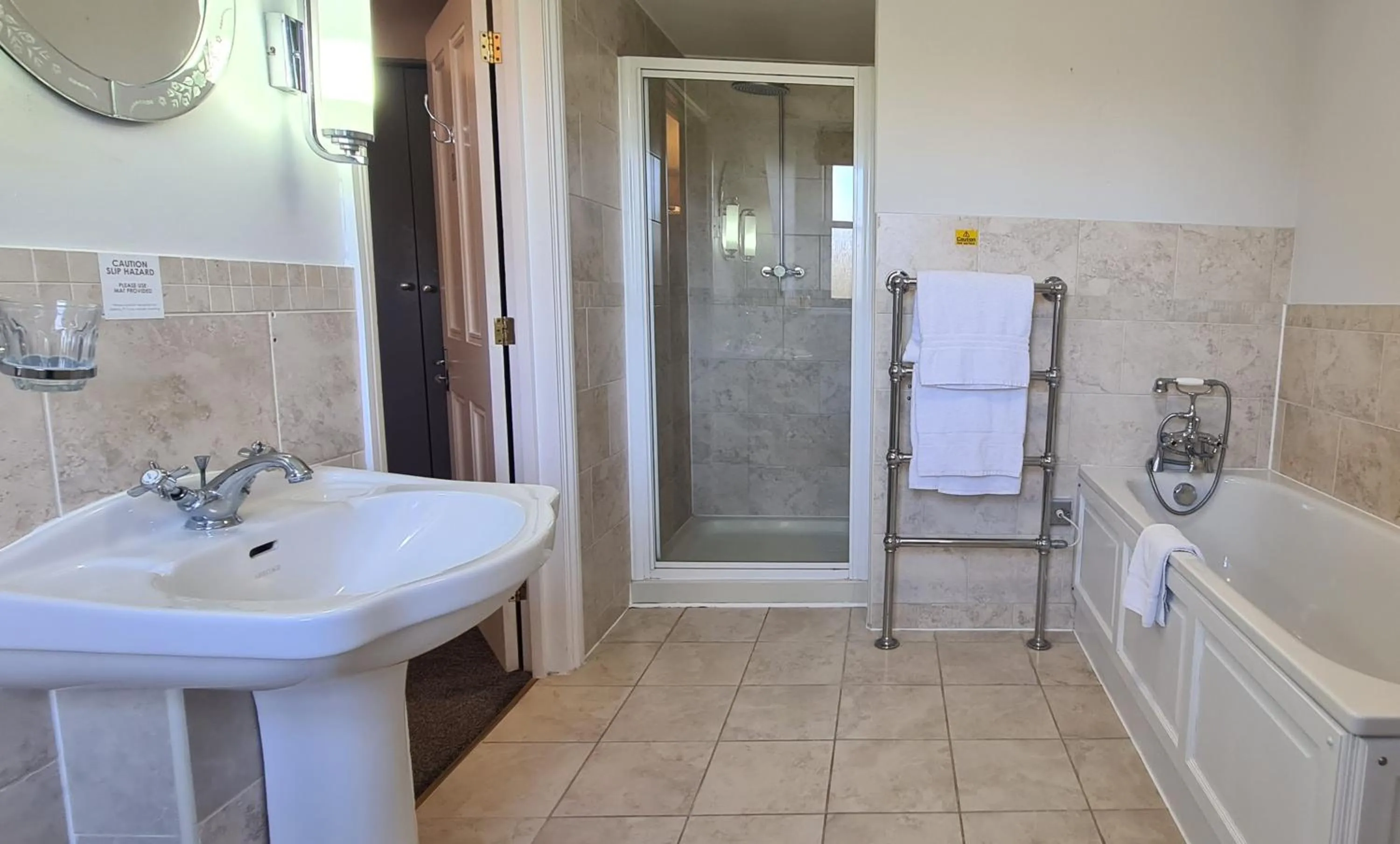 Bathroom in Shendish Manor Hotel & Golf Course