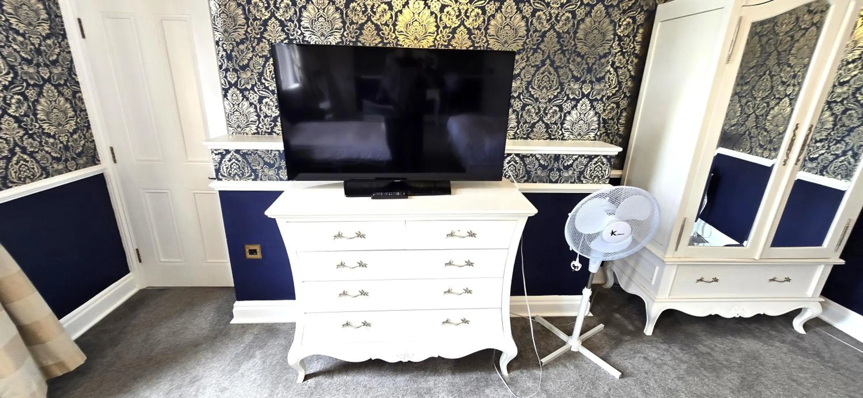 TV and multimedia in Shendish Manor Hotel & Golf Course