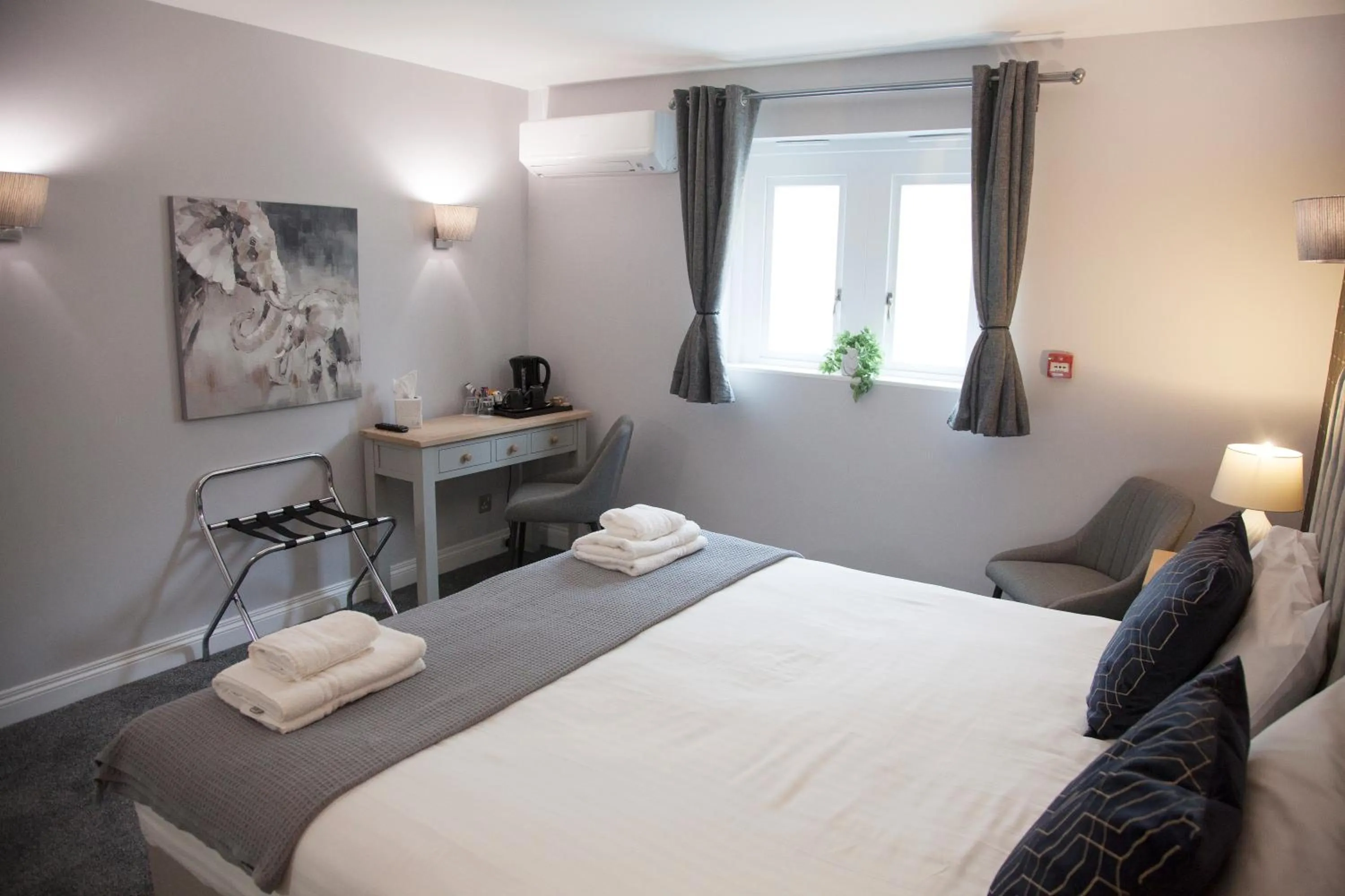 Bedroom, Bed in Shendish Manor Hotel & Golf Course