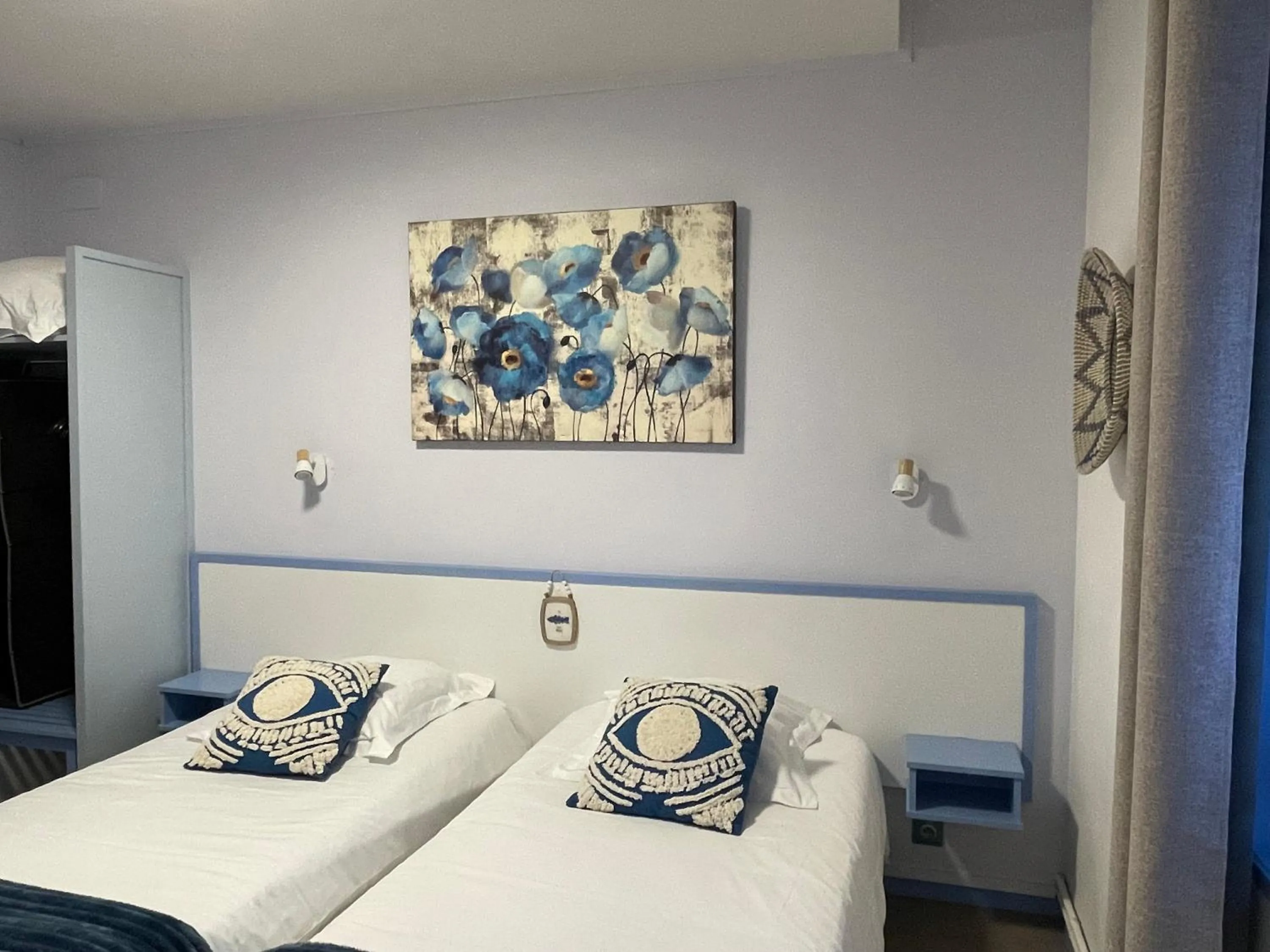 Shower, Bed in Hôtel de la Plage