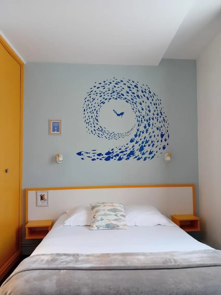 Shower, Bed in Hôtel de la Plage