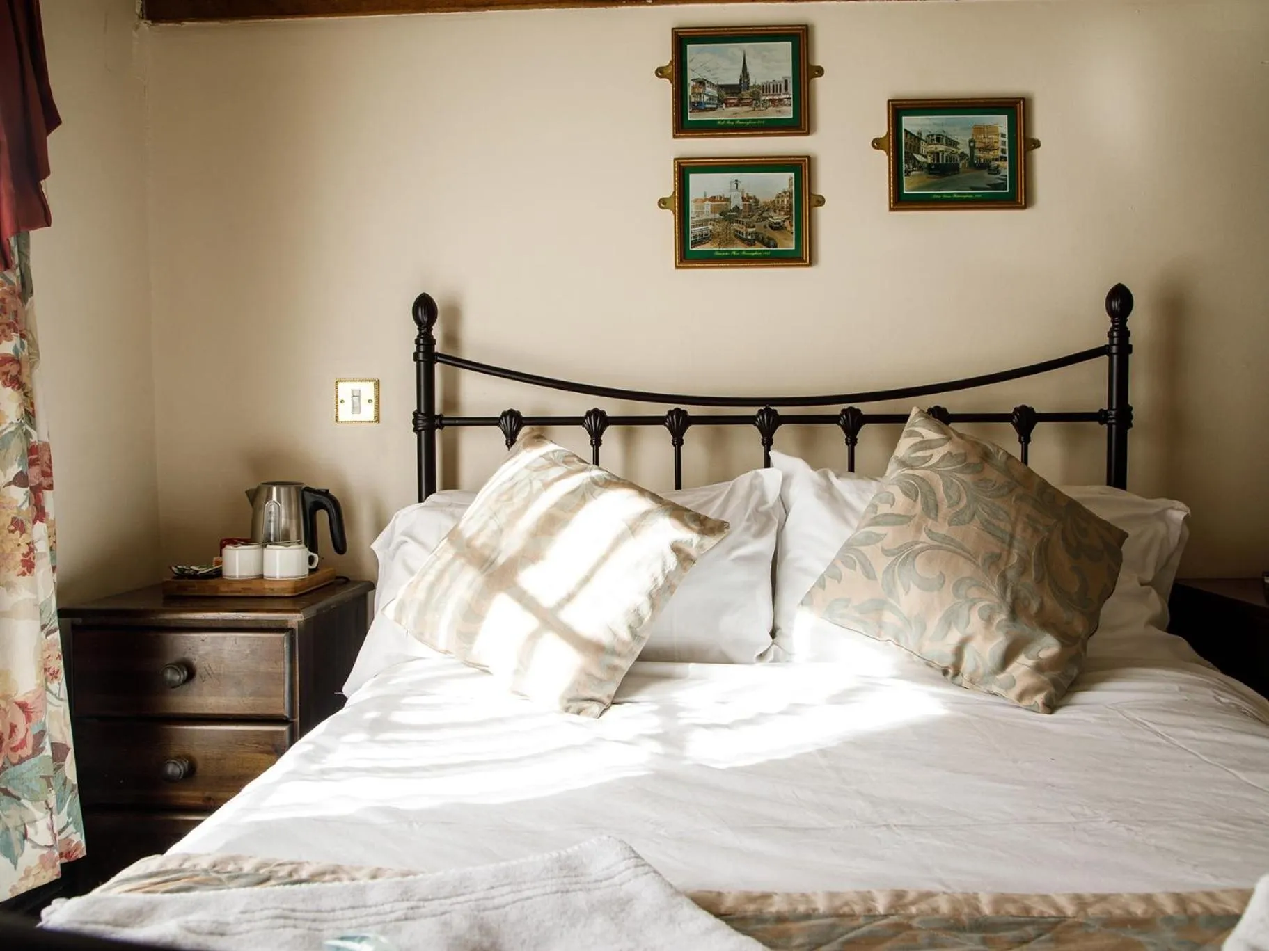 Bedroom, Bed in The Old Crown