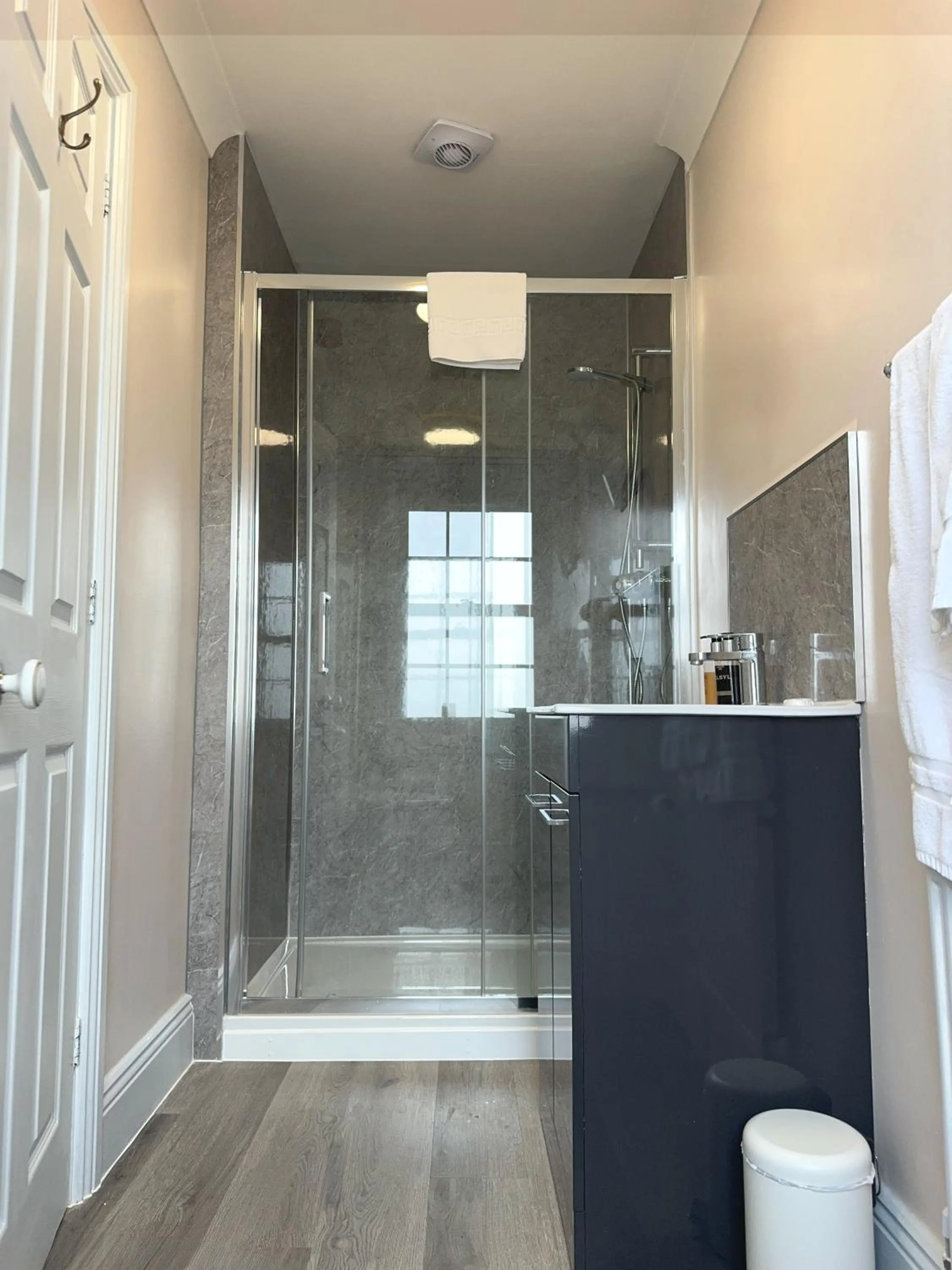 Bathroom in The Ilchester Arms Hotel, Ilchester Somerset