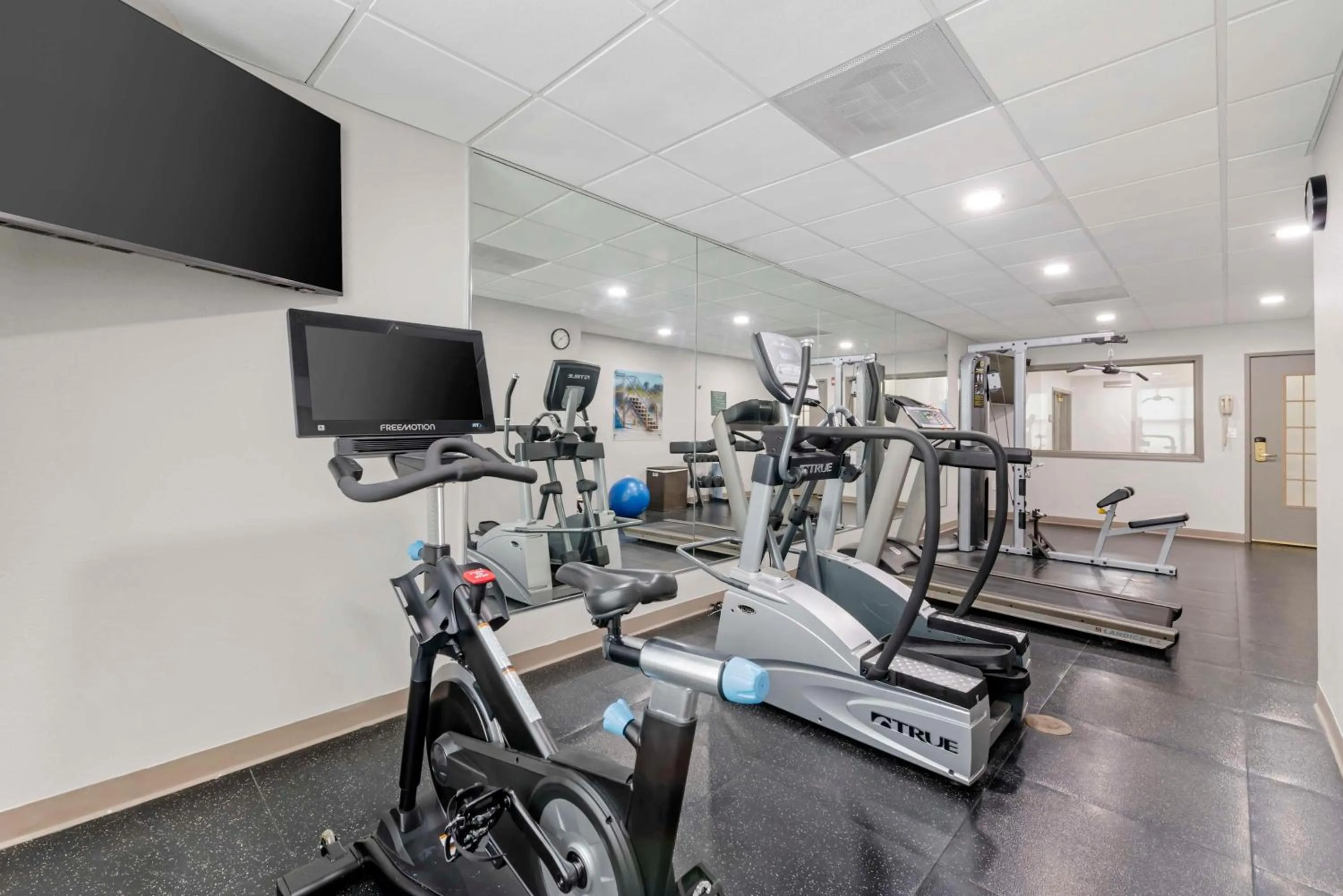Fitness centre/facilities in Best Western Plus First Coast Inn and Suites