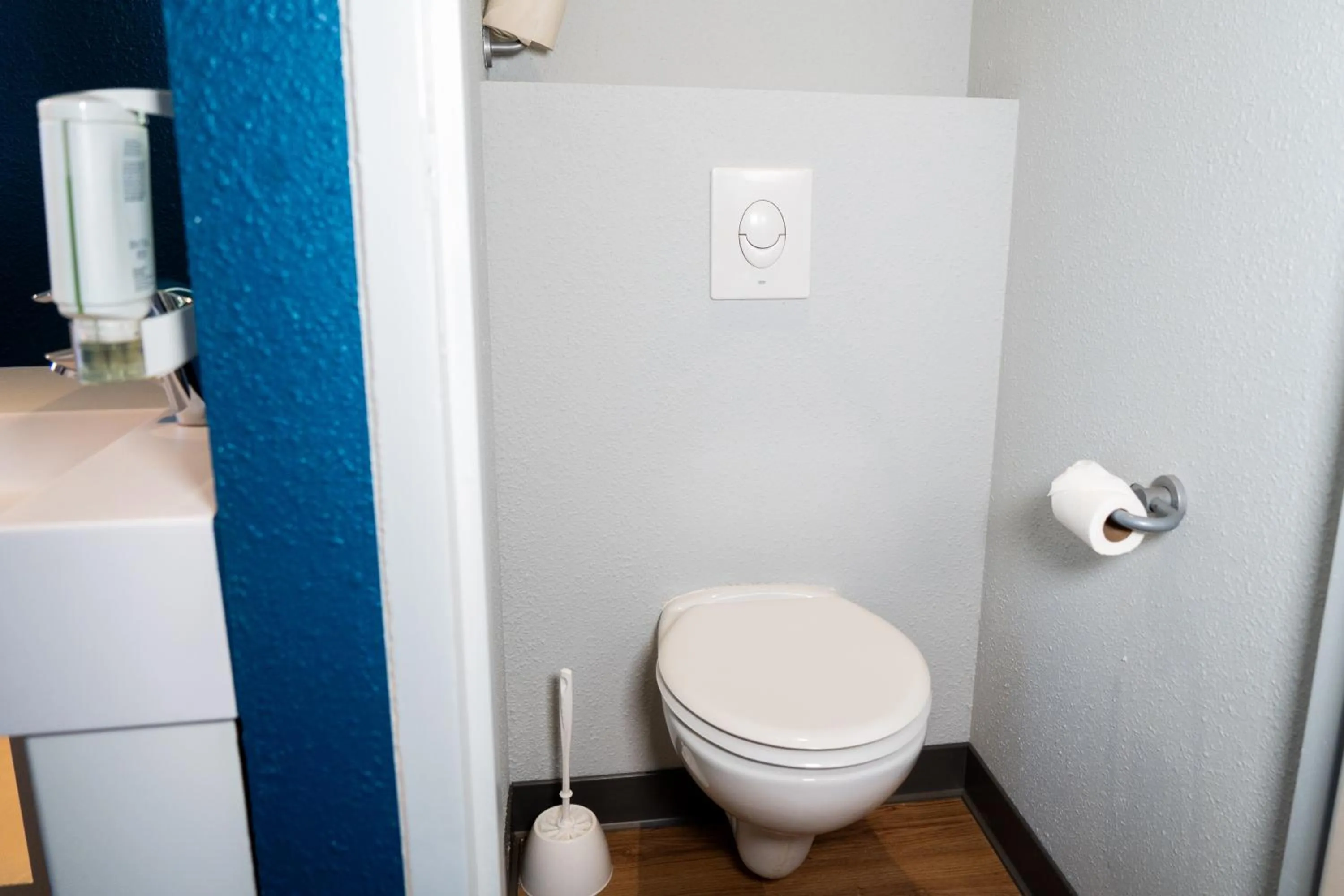 Toilet in ibis budget Aix en Provence