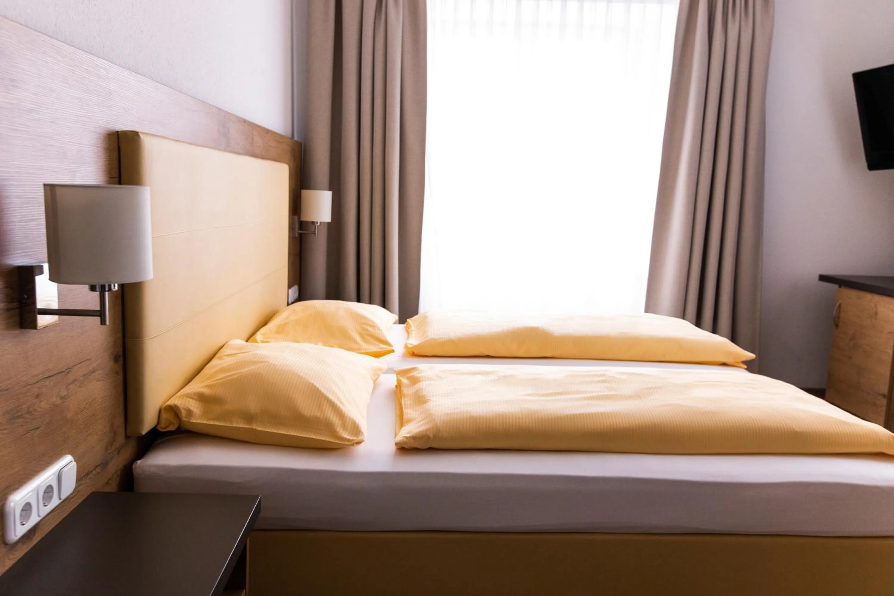 Bed in ZUM ZIEL Hotel & Restaurant Grenzach-Wyhlen bei Basel