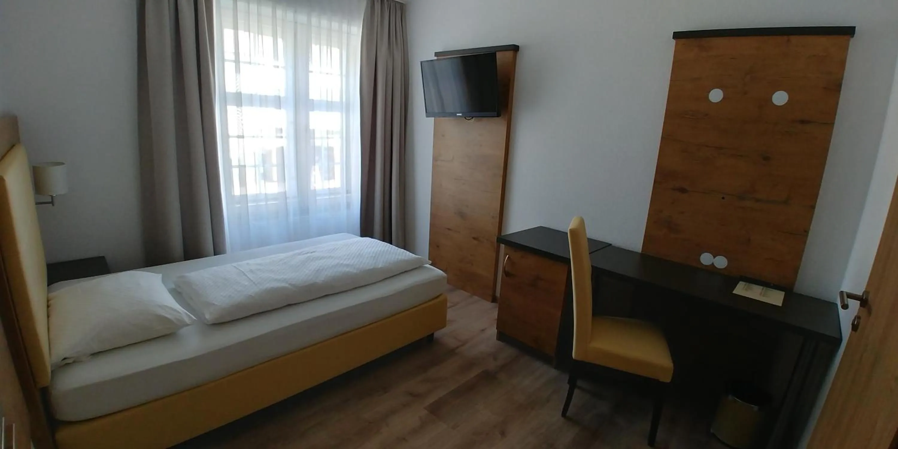 TV and multimedia, Bed in ZUM ZIEL Hotel & Restaurant Grenzach-Wyhlen bei Basel