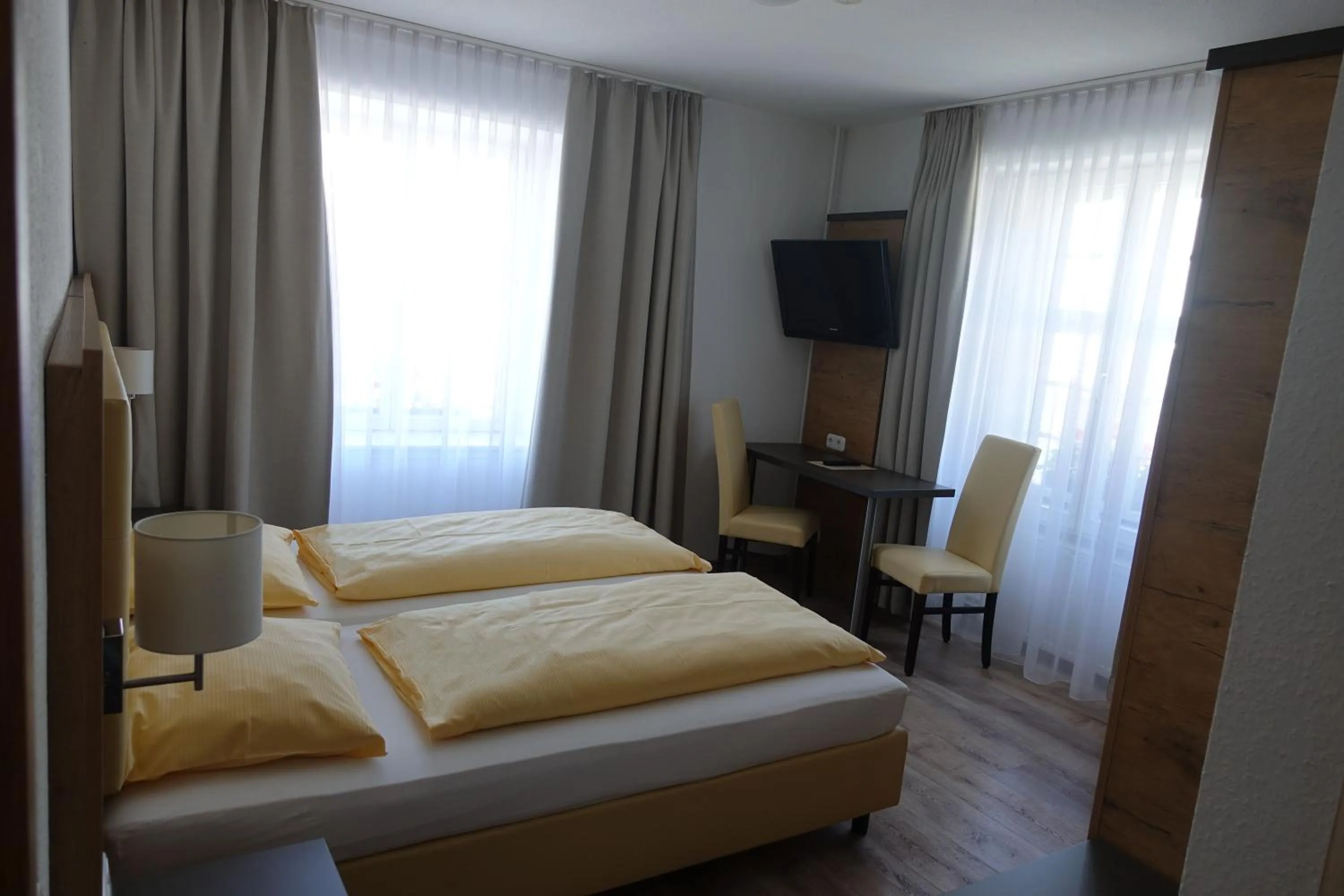 TV and multimedia, Bed in ZUM ZIEL Hotel & Restaurant Grenzach-Wyhlen bei Basel