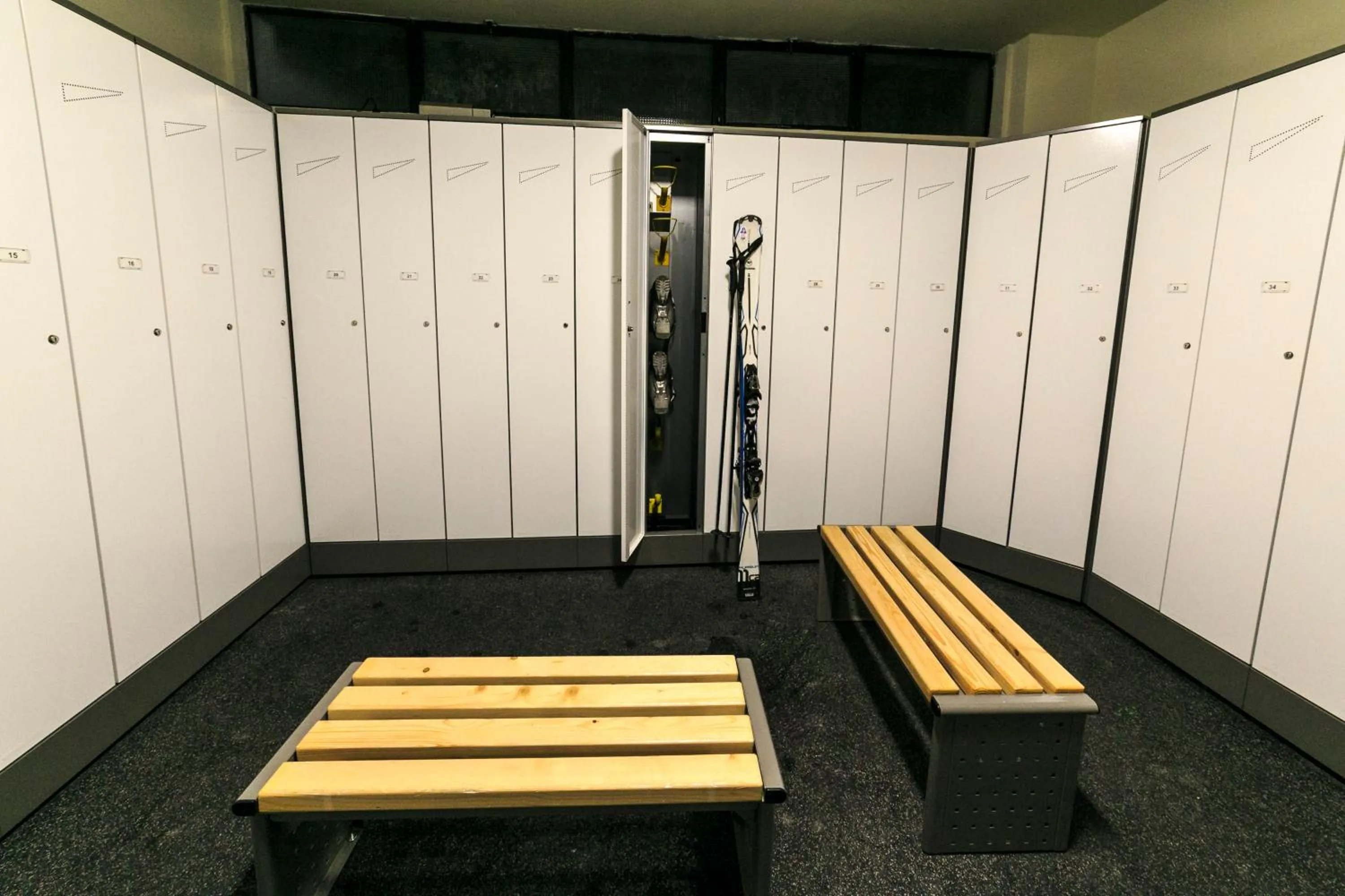 Skiing in Hotel Meublé Furggen