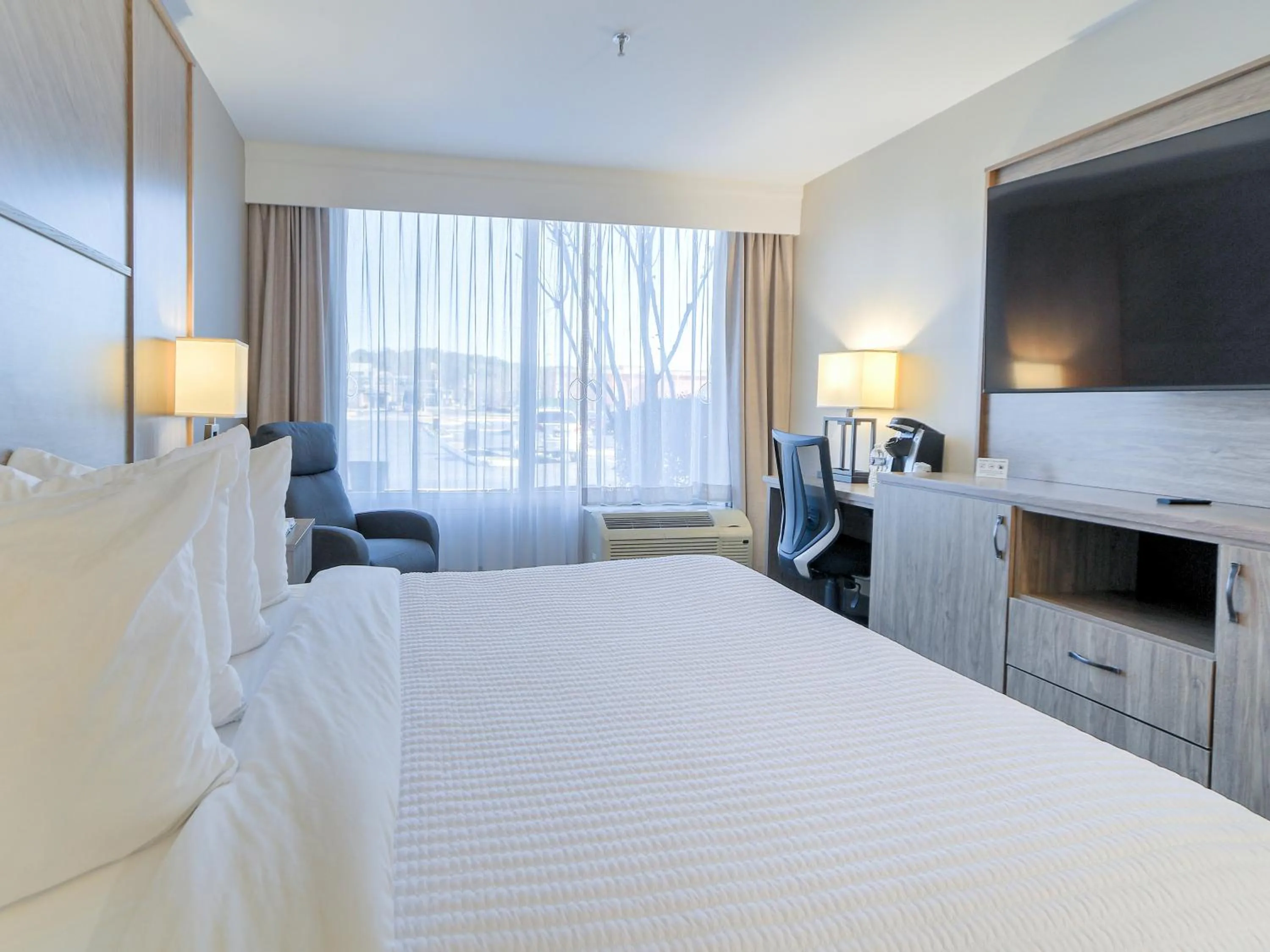 Bed in The Ramsey Hotel and Convention Center Pigeon Forge