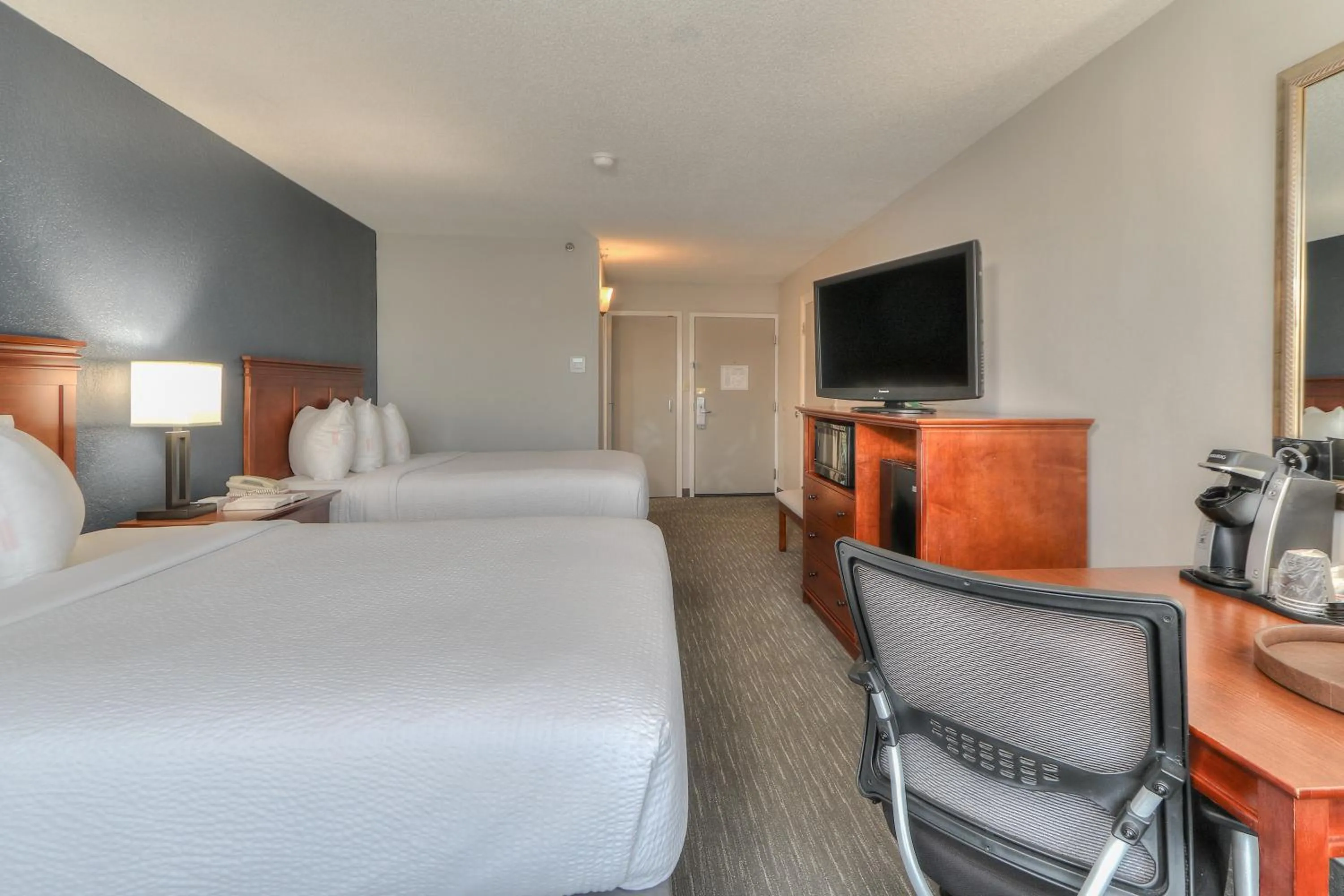 Bed in The Ramsey Hotel and Convention Center Pigeon Forge