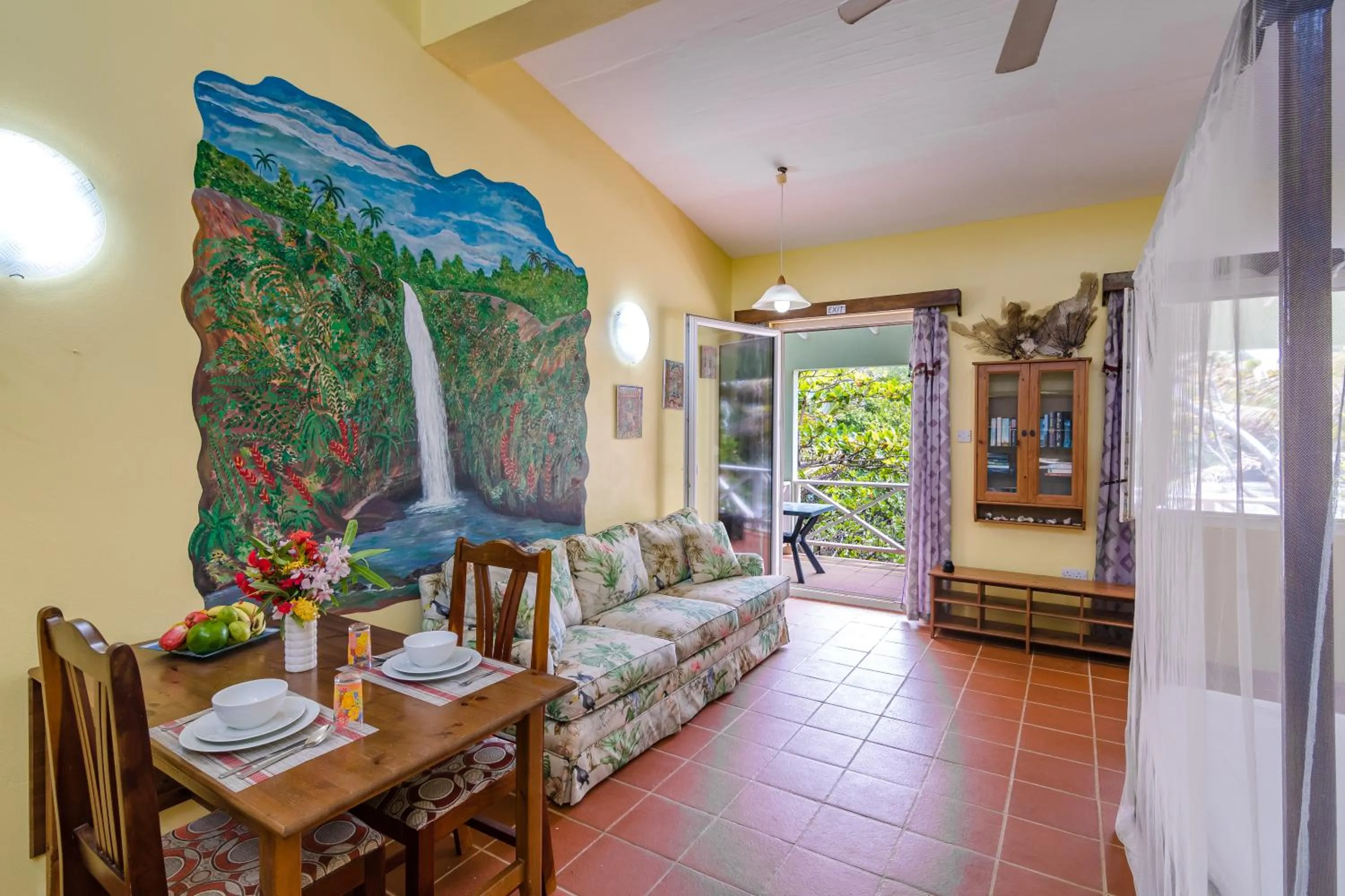 Photo of the whole room in Cabier Ocean Lodge