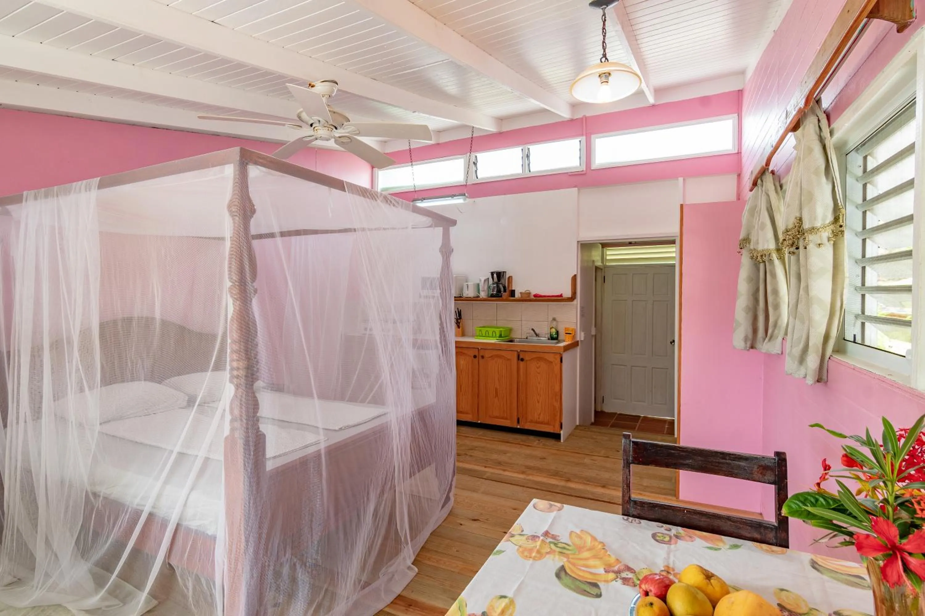 Photo of the whole room, Bed in Cabier Ocean Lodge