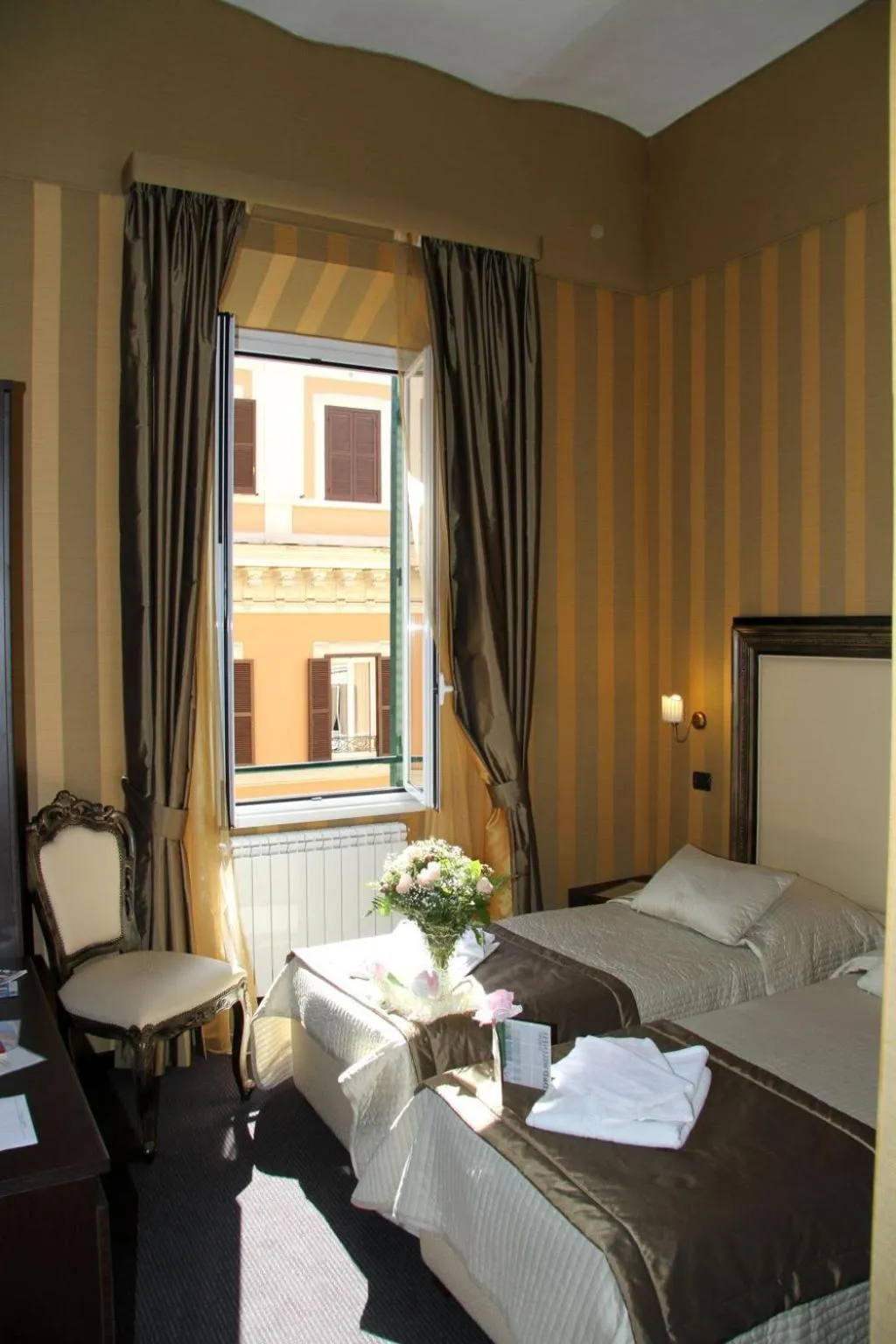 Photo of the whole room, Bed in Domus RomAntica