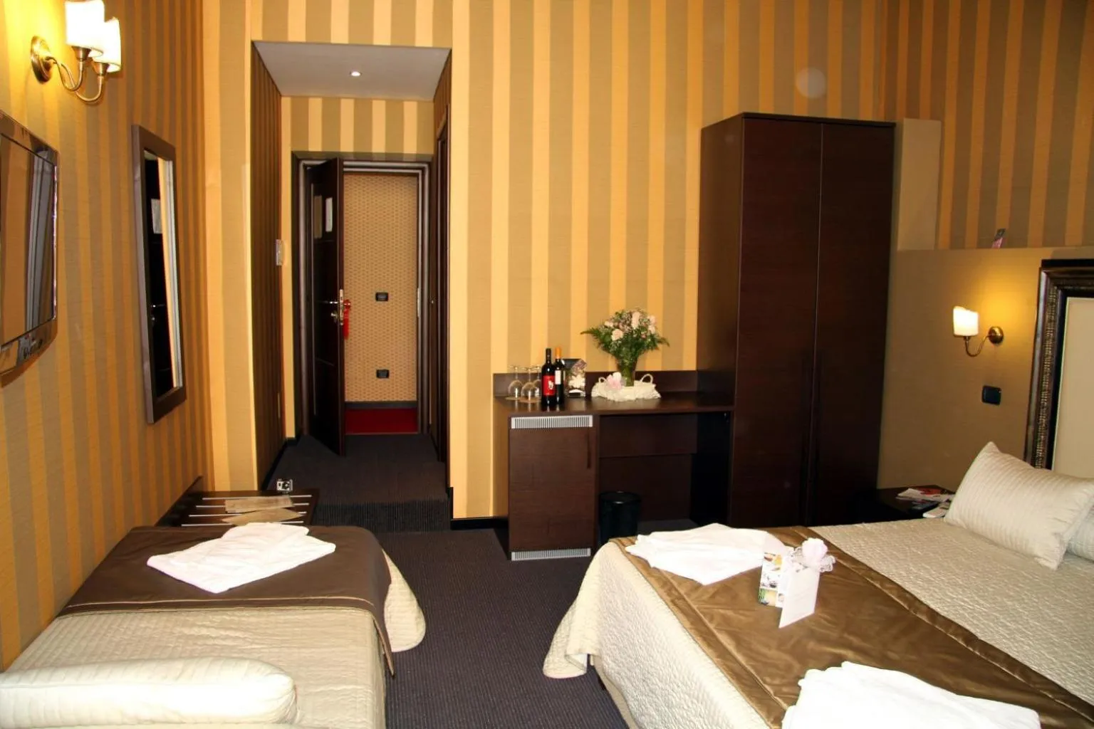 Photo of the whole room, Bed in Domus RomAntica