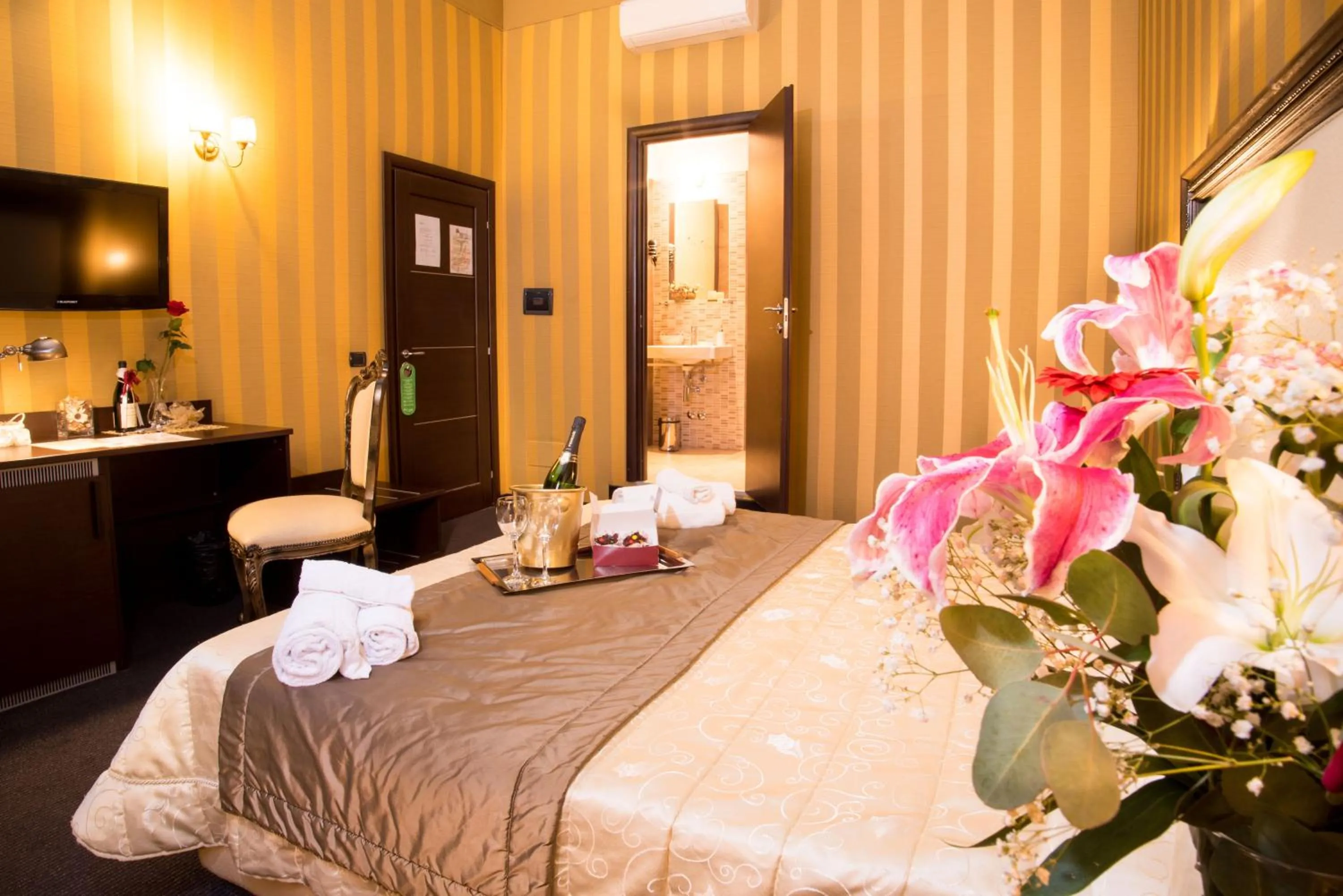 Photo of the whole room, Bed in Domus RomAntica