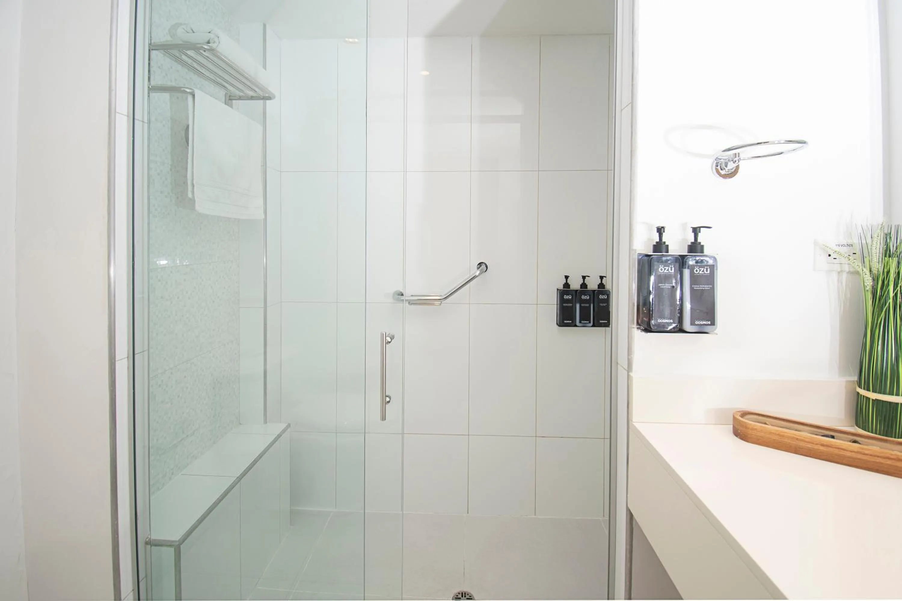 Bathroom in Hotel Cosmos Cali