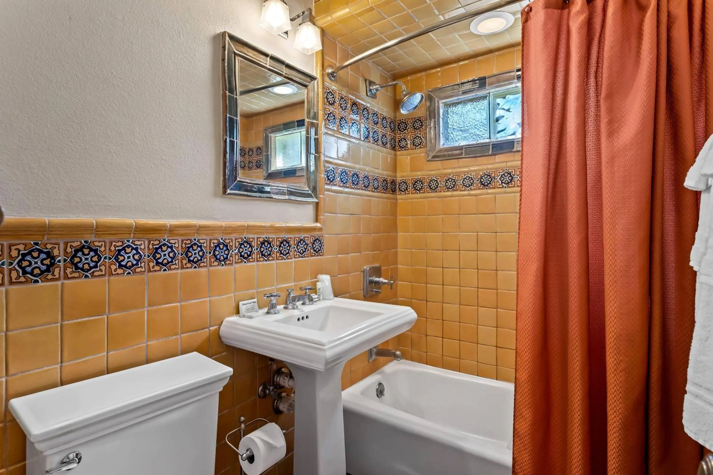 Bedroom in Casas de Suenos Old Town Historic Inn, an Ascend Collection Hotel