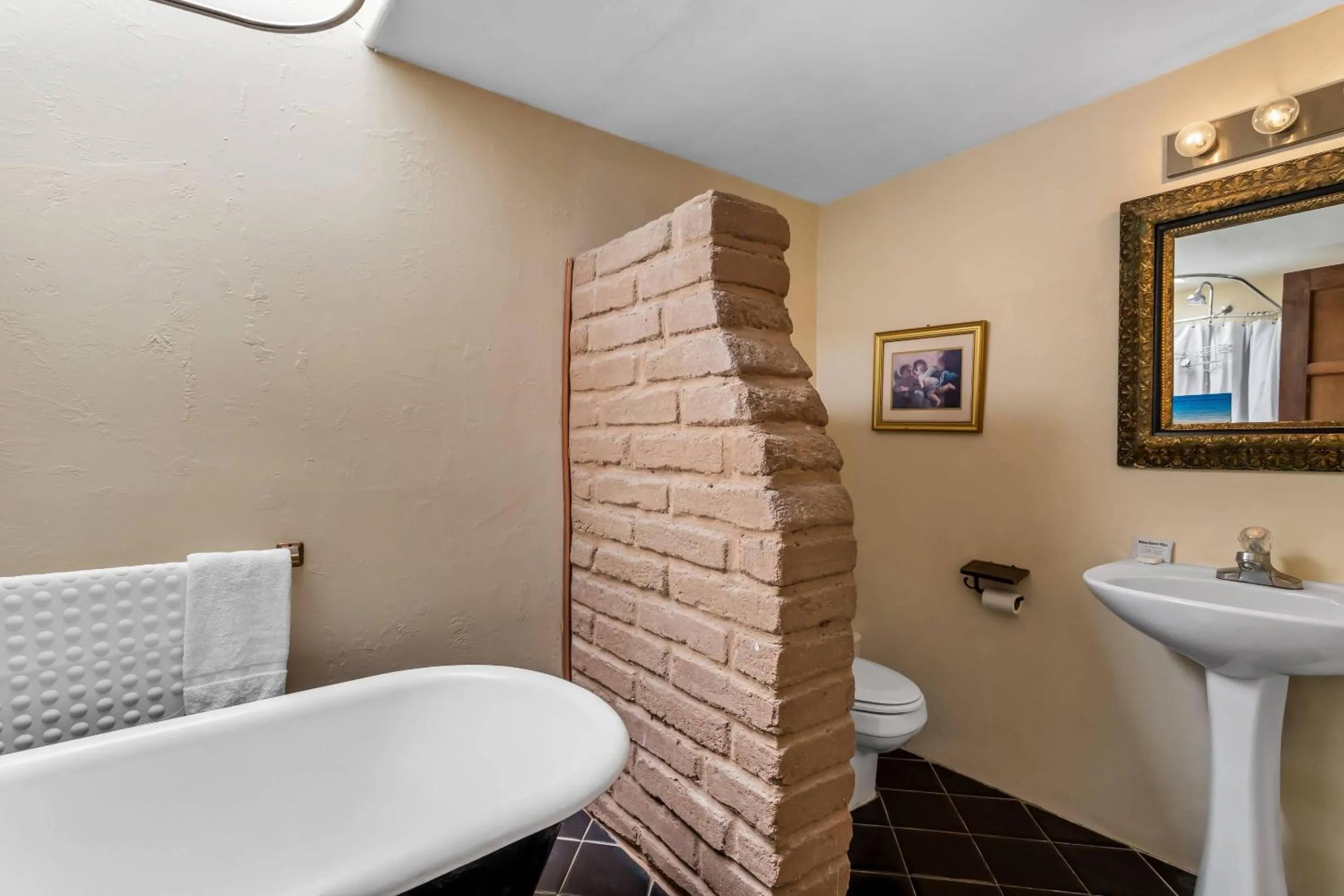 Bedroom in Casas de Suenos Old Town Historic Inn, an Ascend Collection Hotel