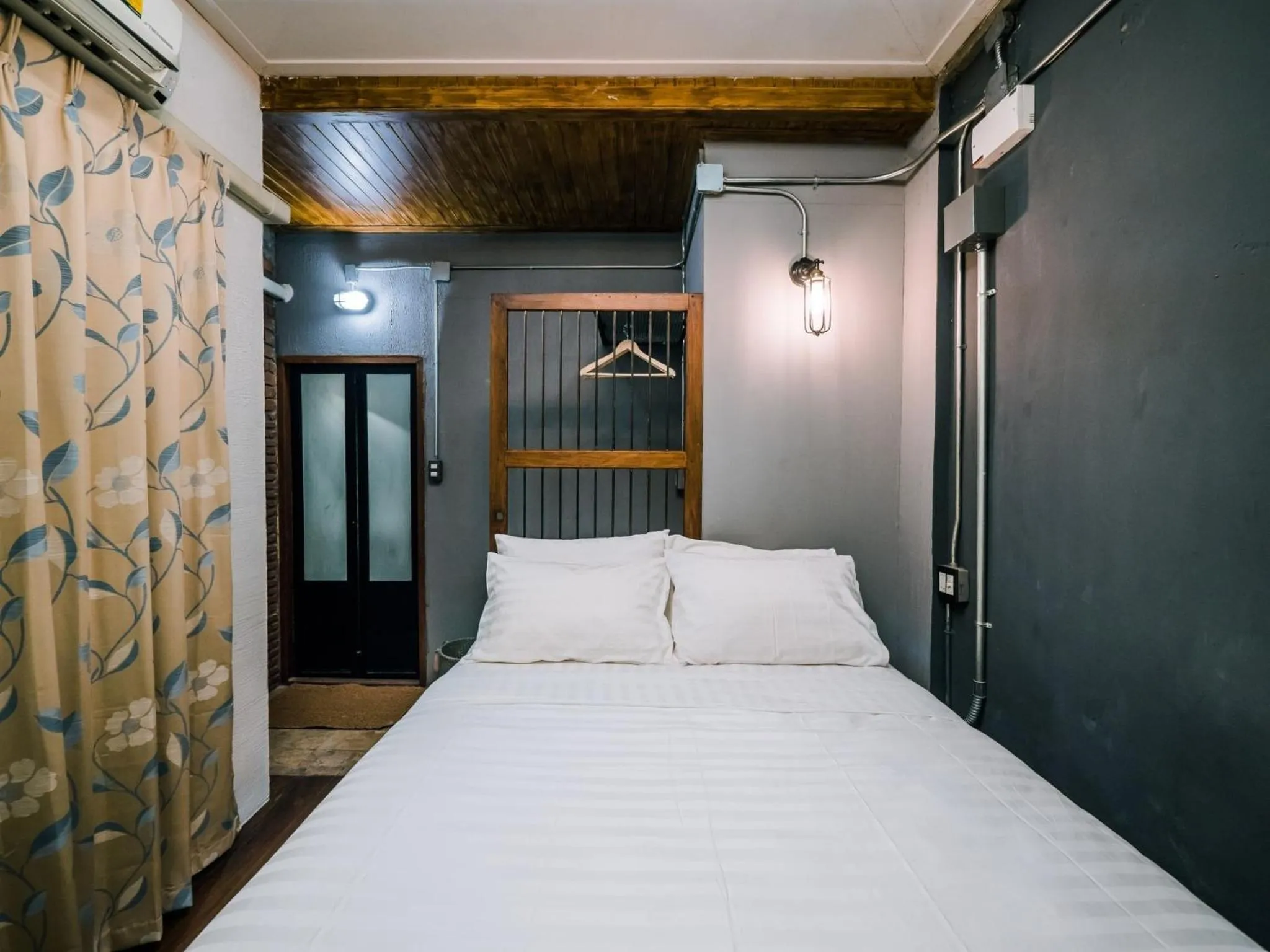 Bedroom, Bed in Zeds Hostel Bangkok