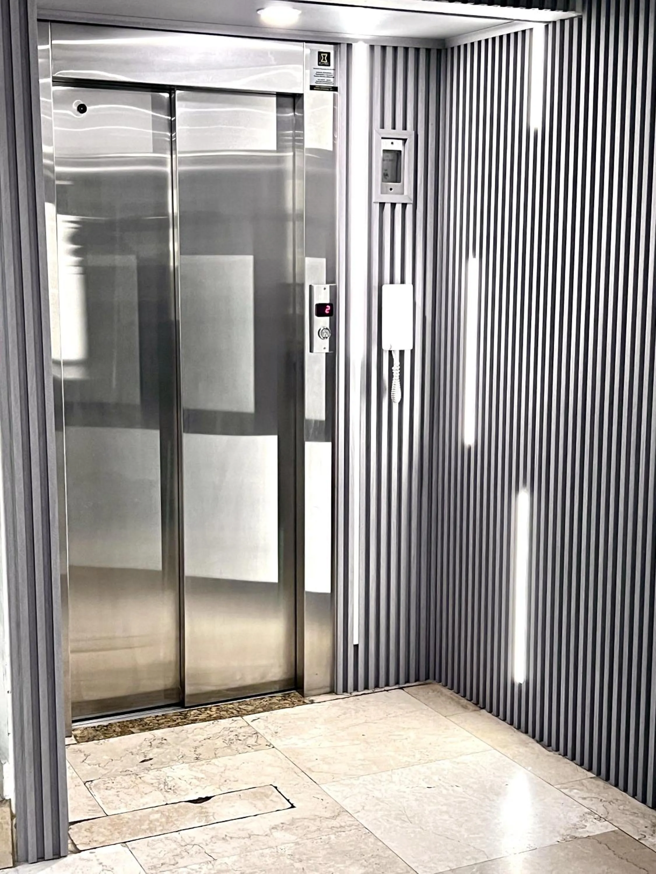 elevator in Hotel Valle del Rio