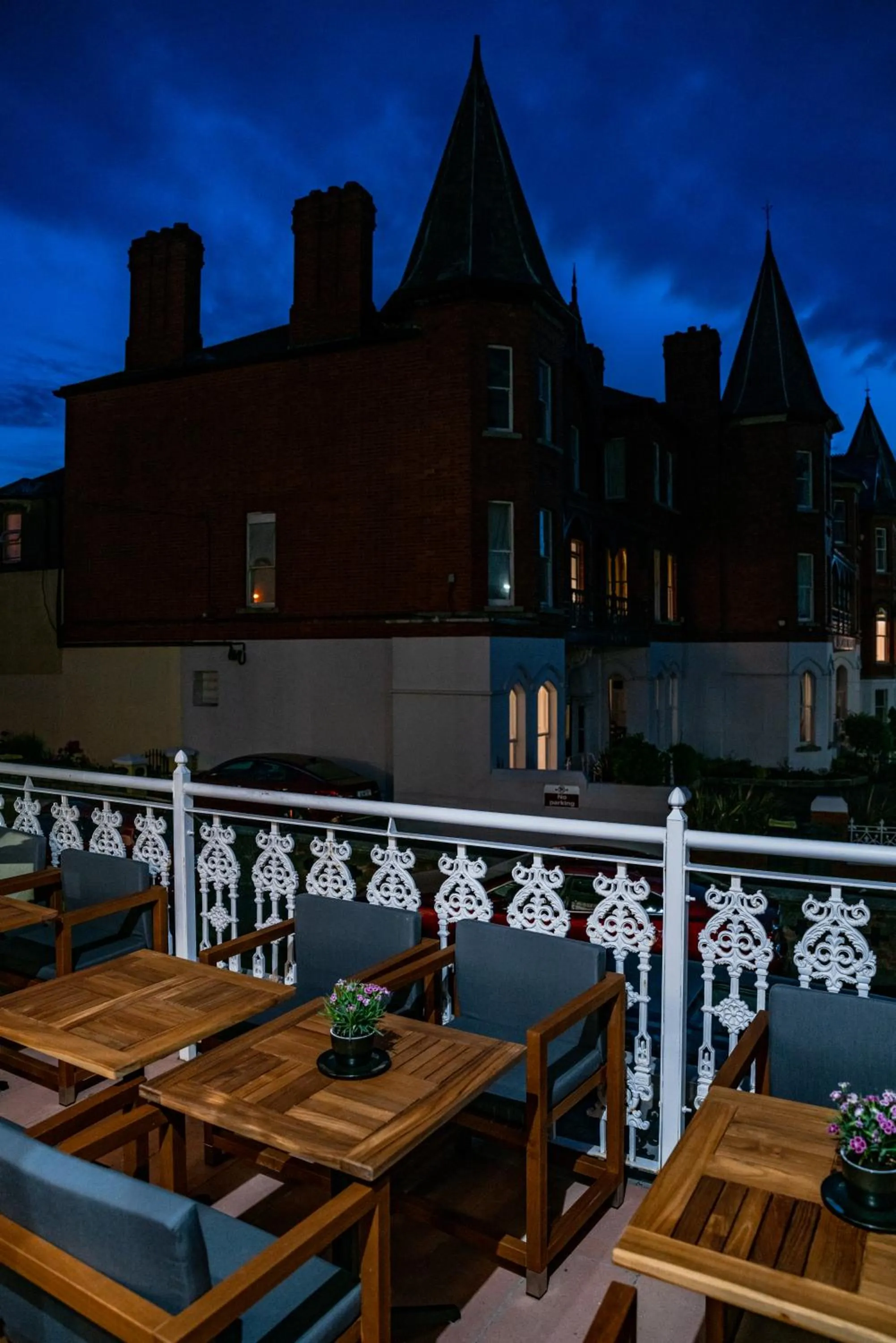 Night in The Strand Hotel, the former residence of Oscar Wilde