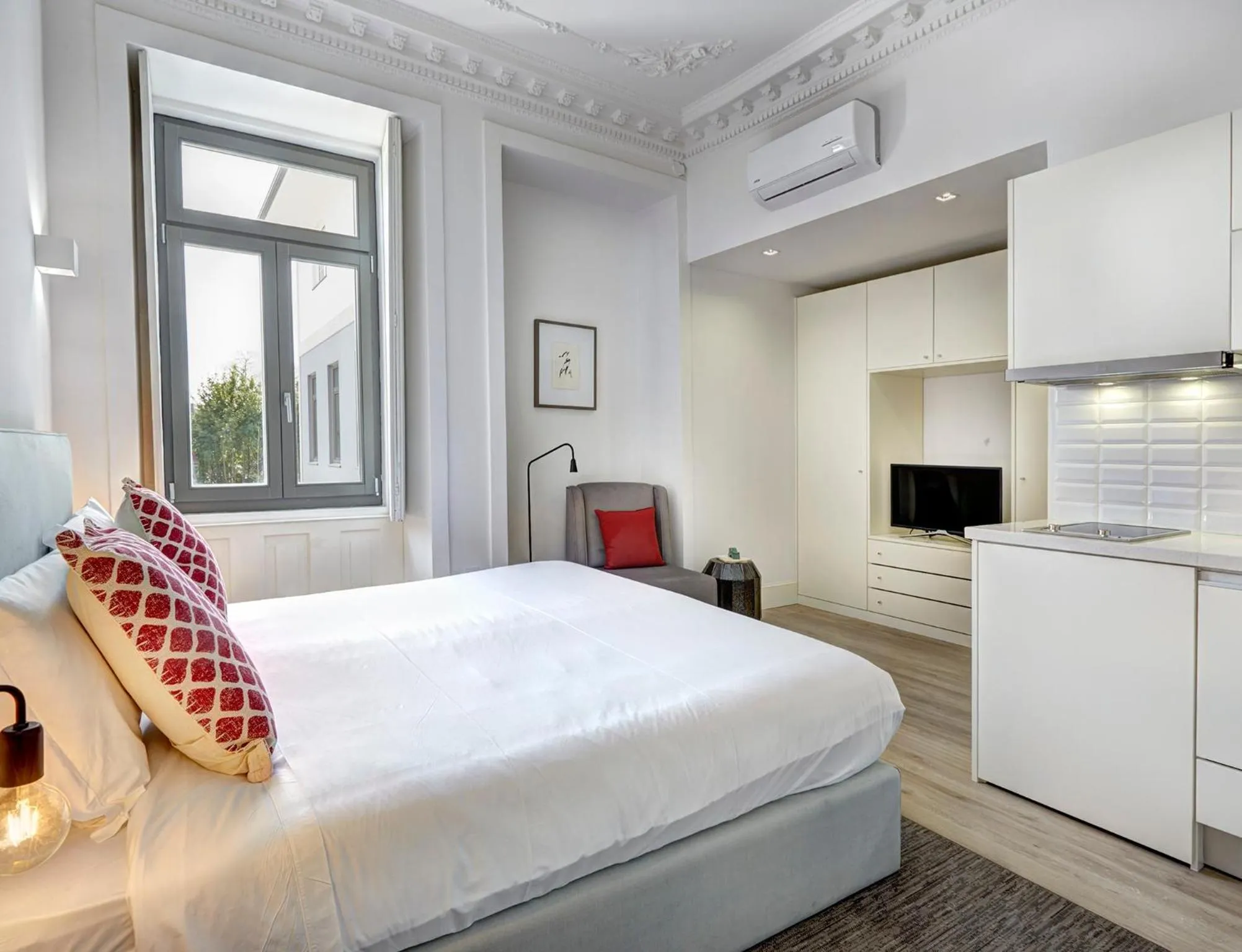 Kitchen or kitchenette, Bed in Porto Downtown Lovers Suites: Bombarda 451