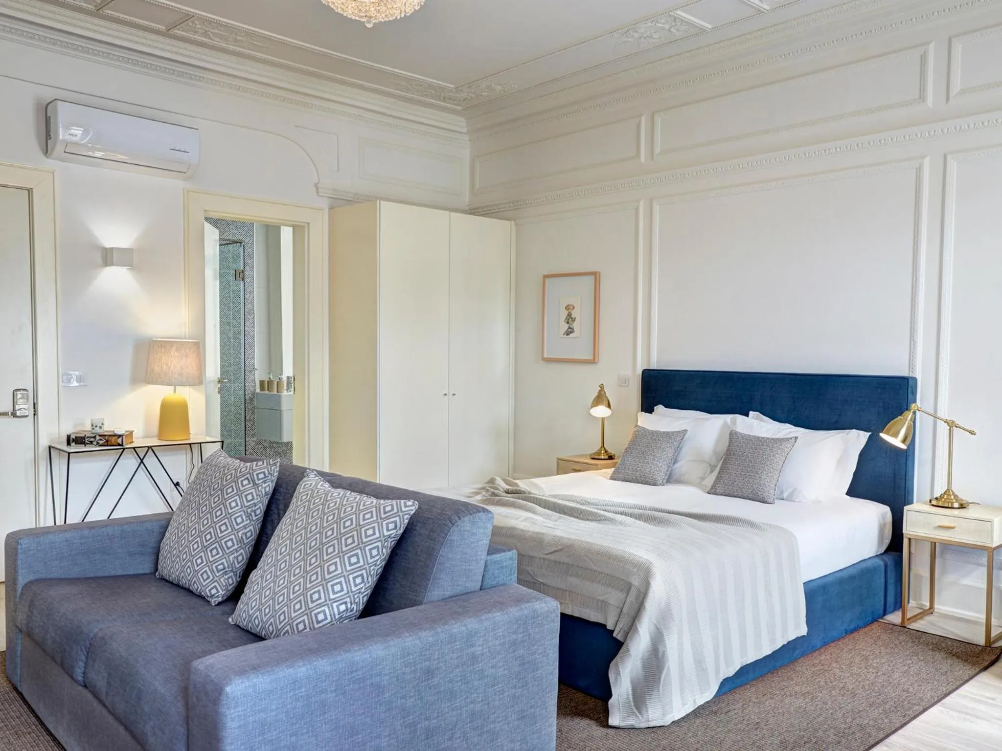 Living room, Bed in Porto Downtown Lovers Suites: Bombarda 451