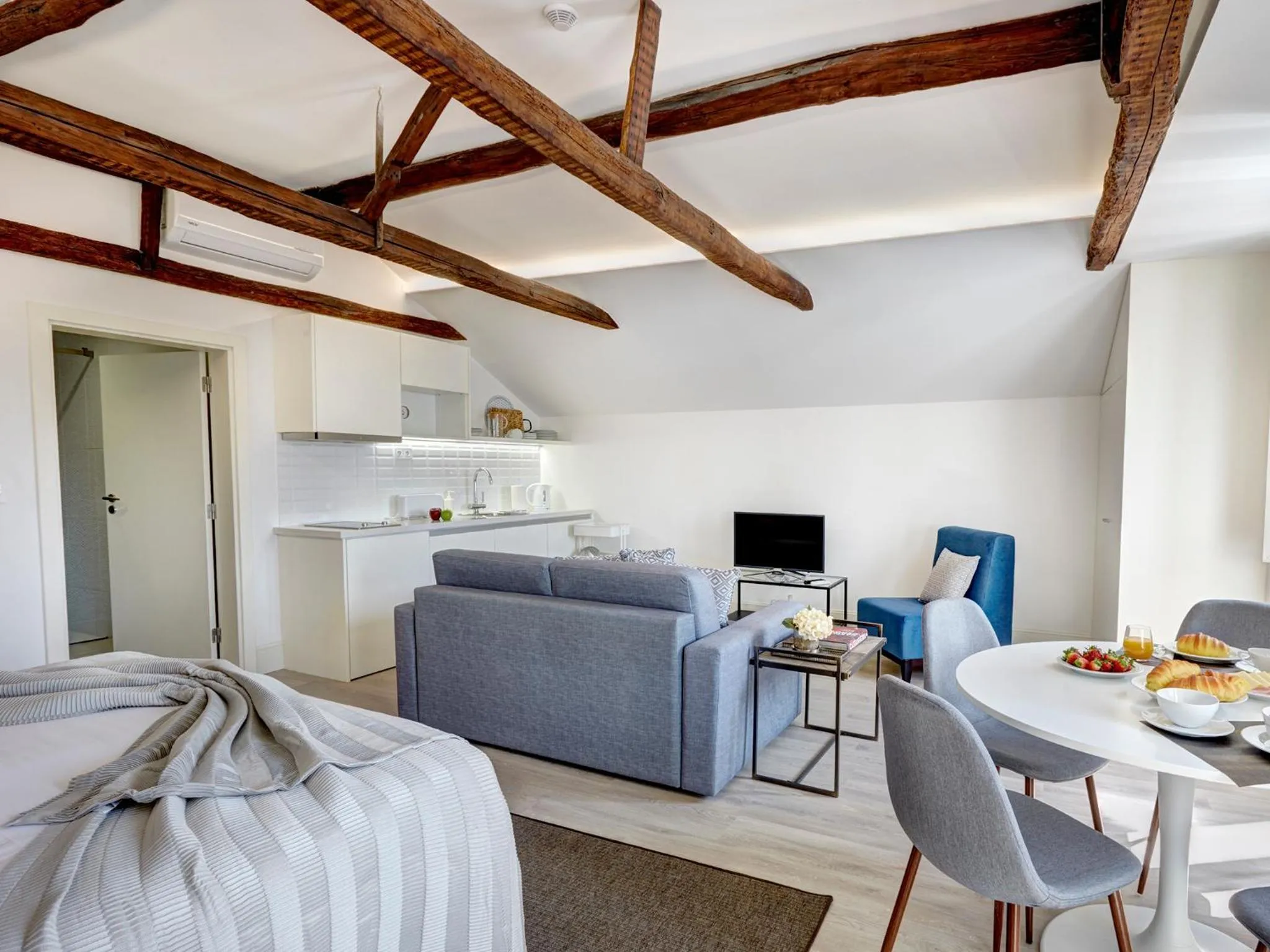 Kitchen or kitchenette, Bed in Porto Downtown Lovers Suites: Bombarda 451