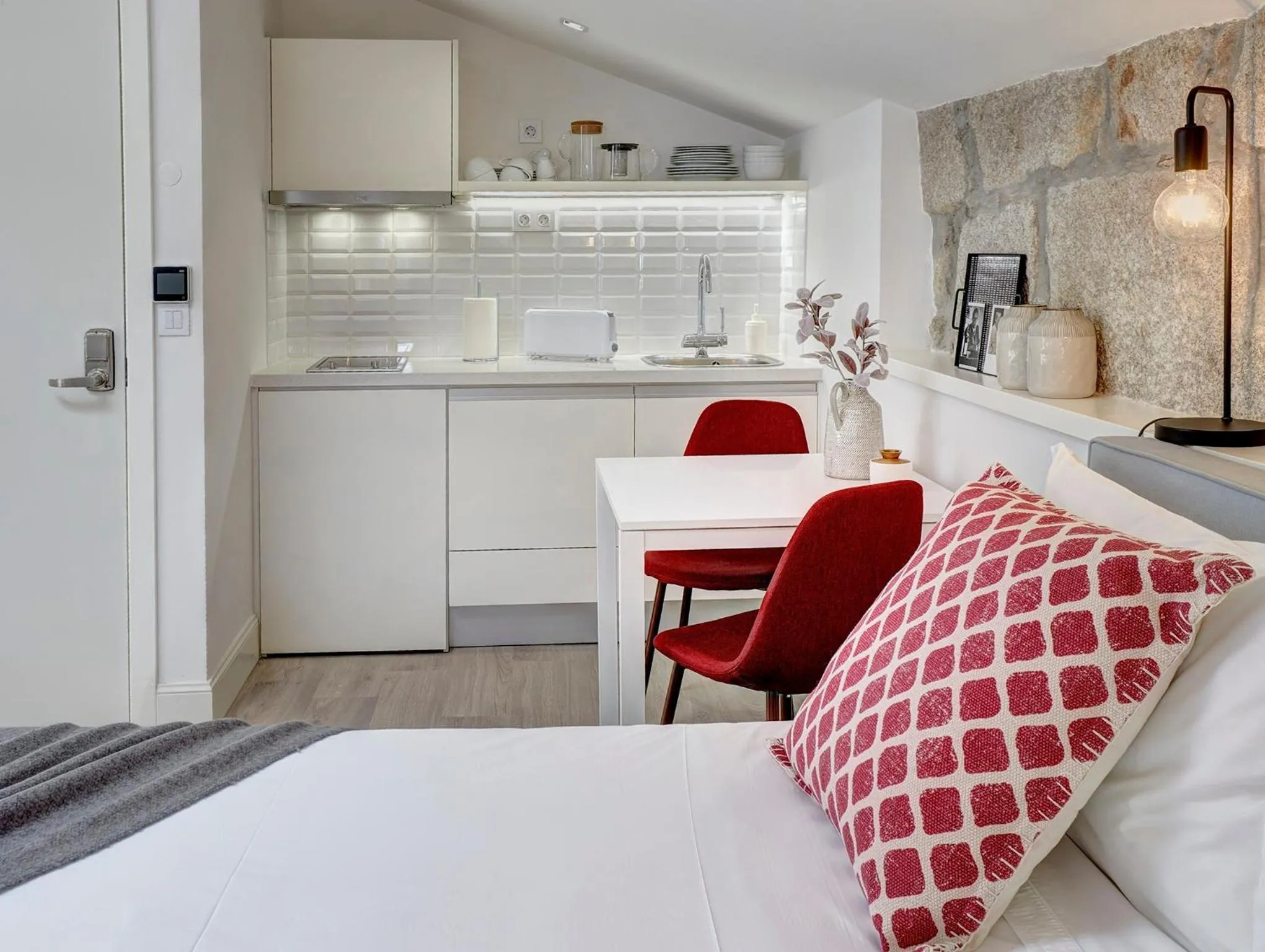 Kitchen or kitchenette in Porto Downtown Lovers Suites: Bombarda 451