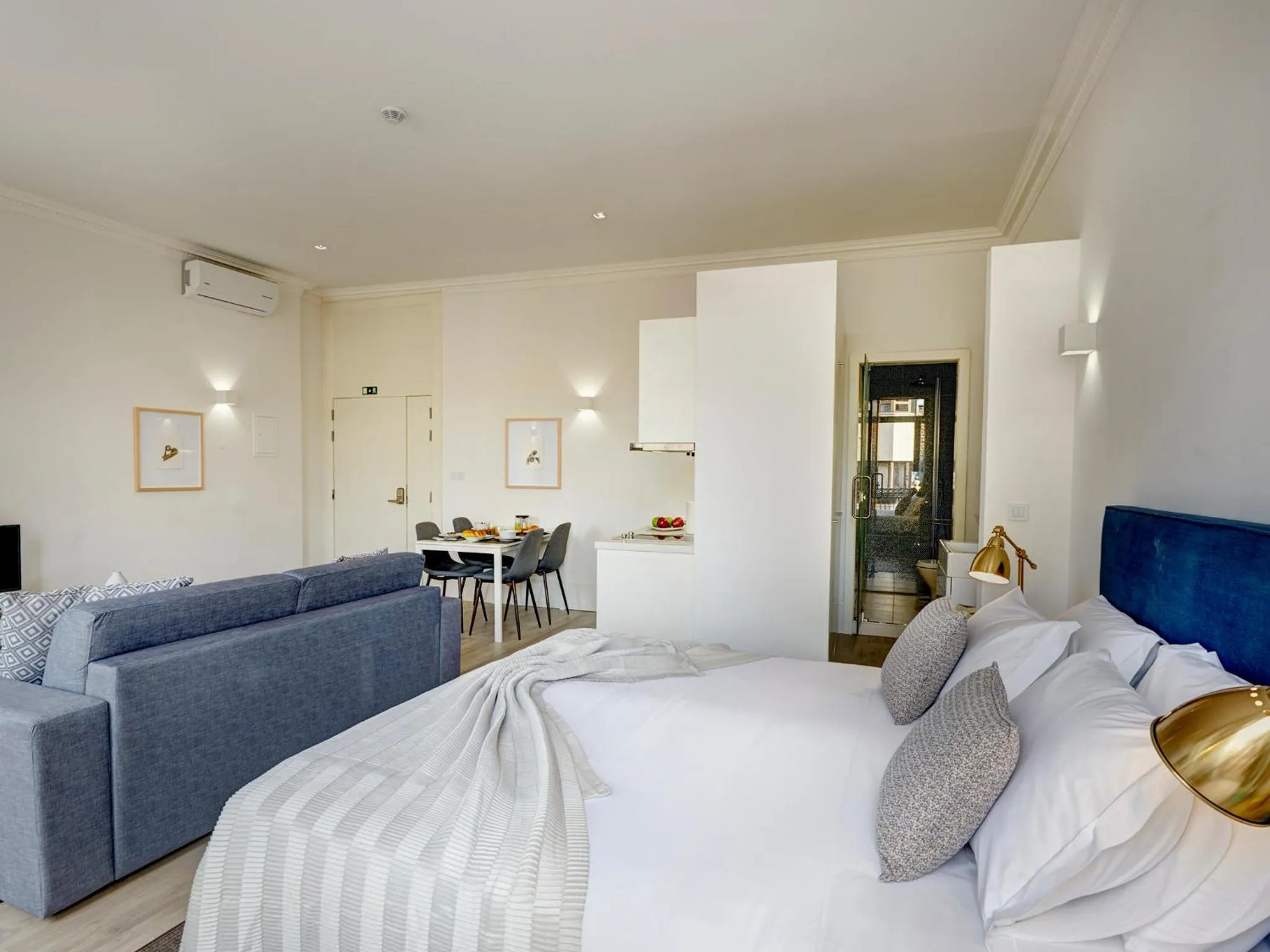 Bathroom, Bed in Porto Downtown Lovers Suites: Bombarda 451