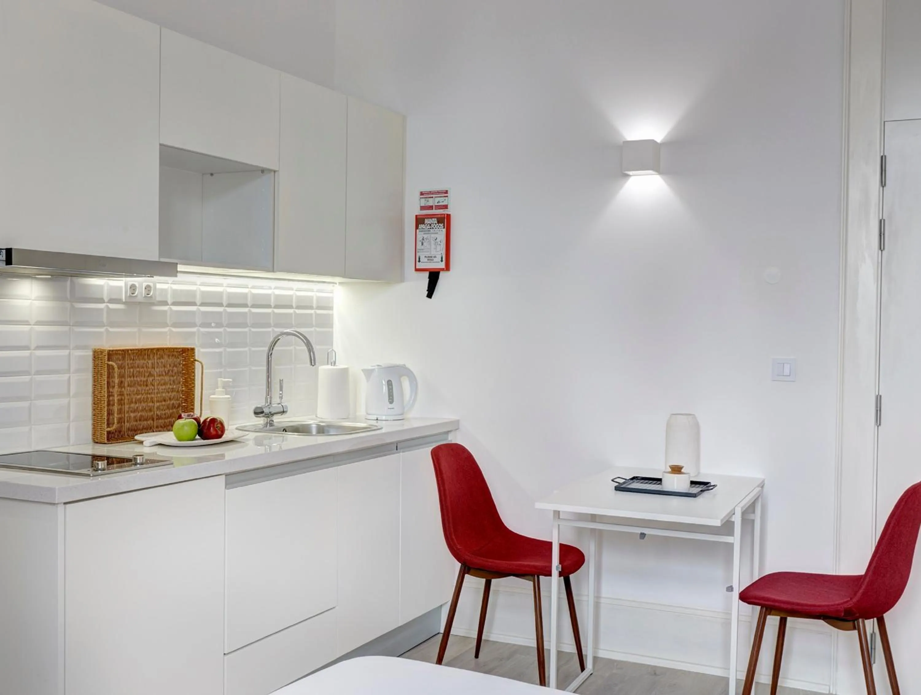 Kitchen or kitchenette in Porto Downtown Lovers Suites: Bombarda 451