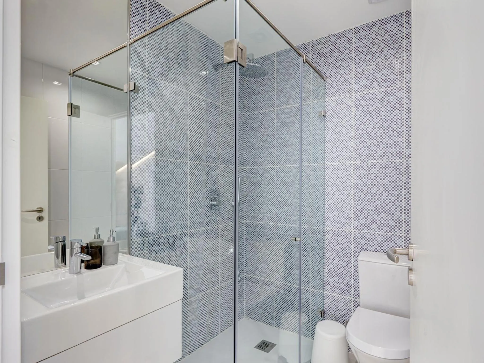 Bathroom in Porto Downtown Lovers Suites: Bombarda 451