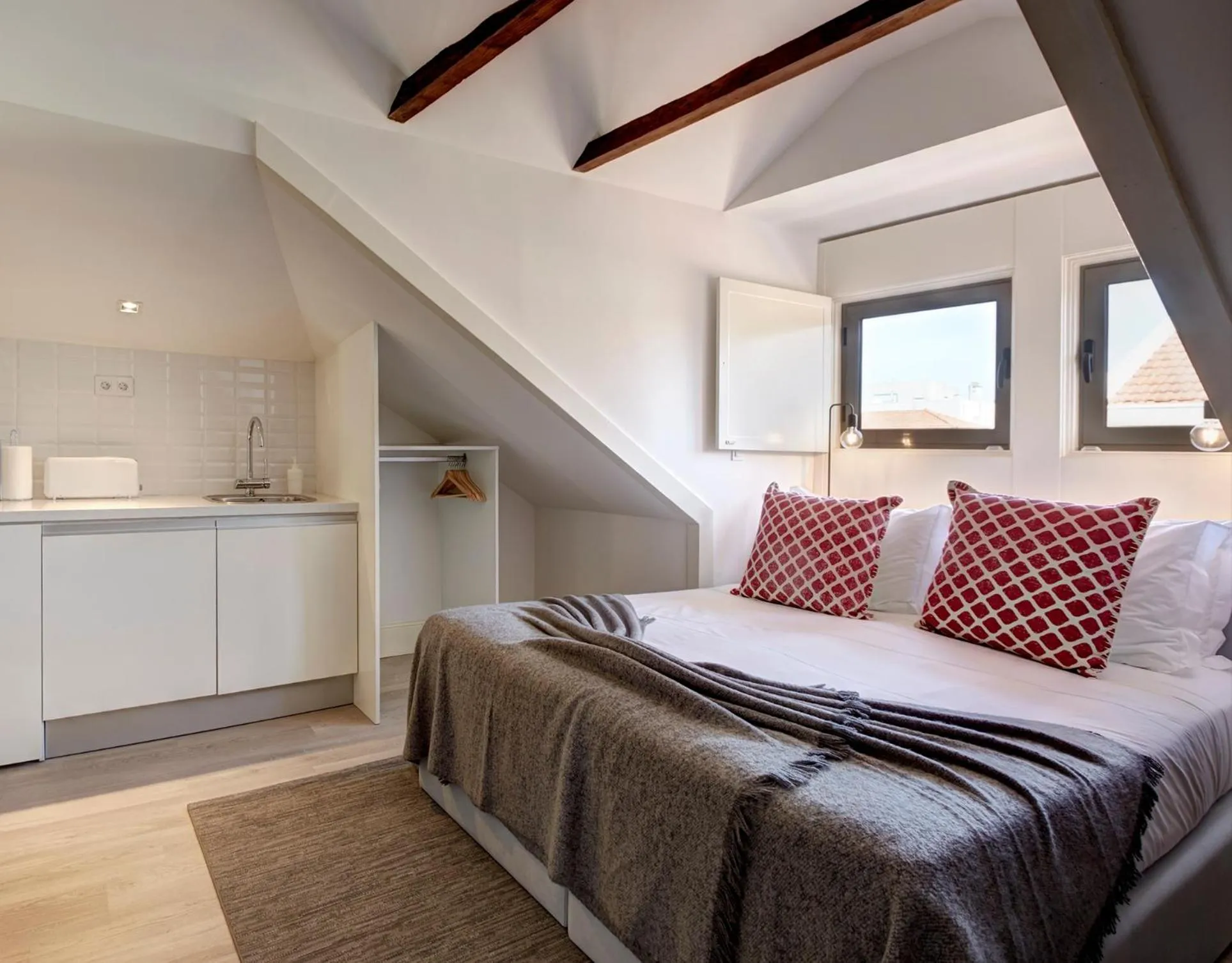 Kitchen or kitchenette in Porto Downtown Lovers Suites: Bombarda 451