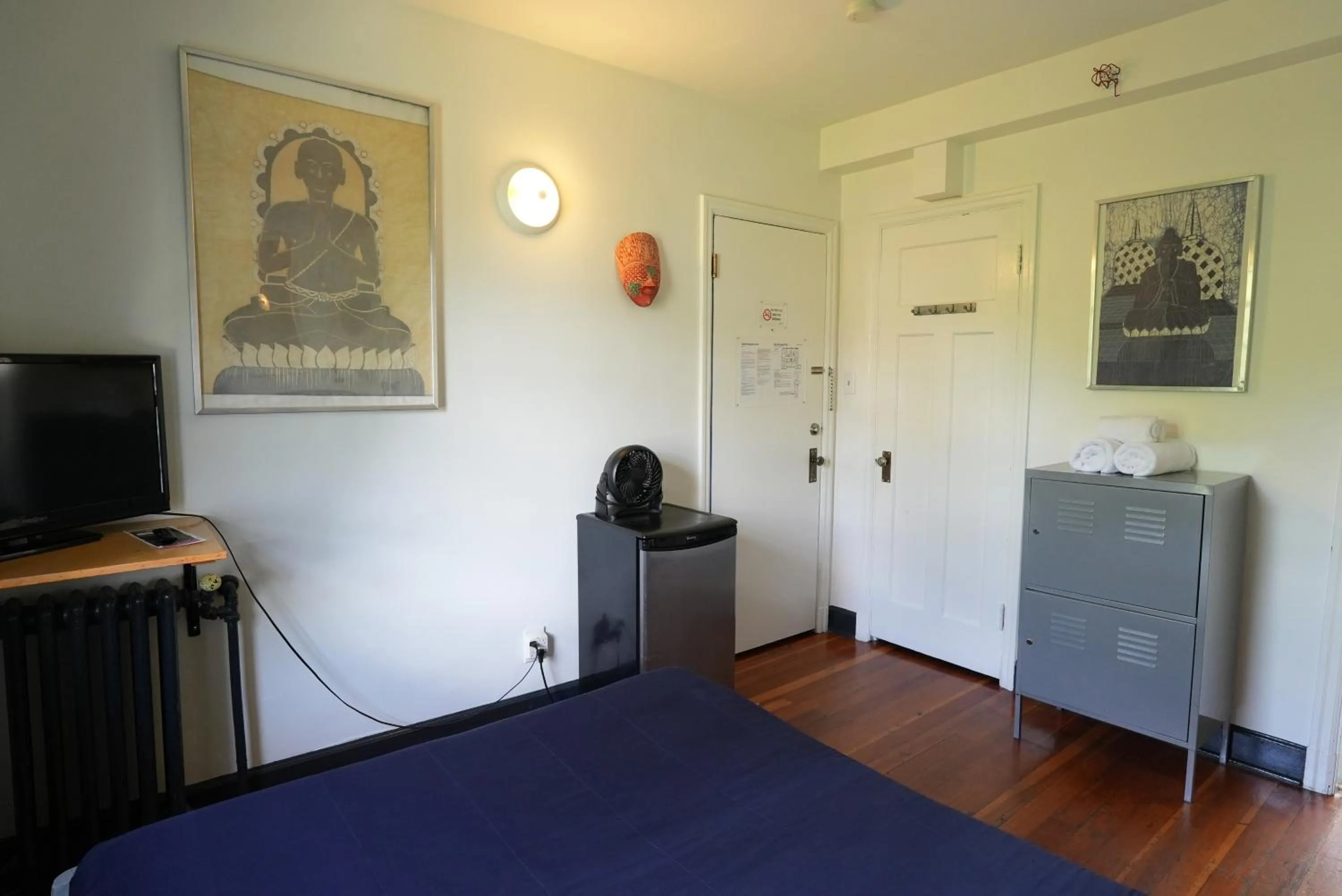 Photo of the whole room, Bed in Ocean Island Inn | Backpackers | Suites