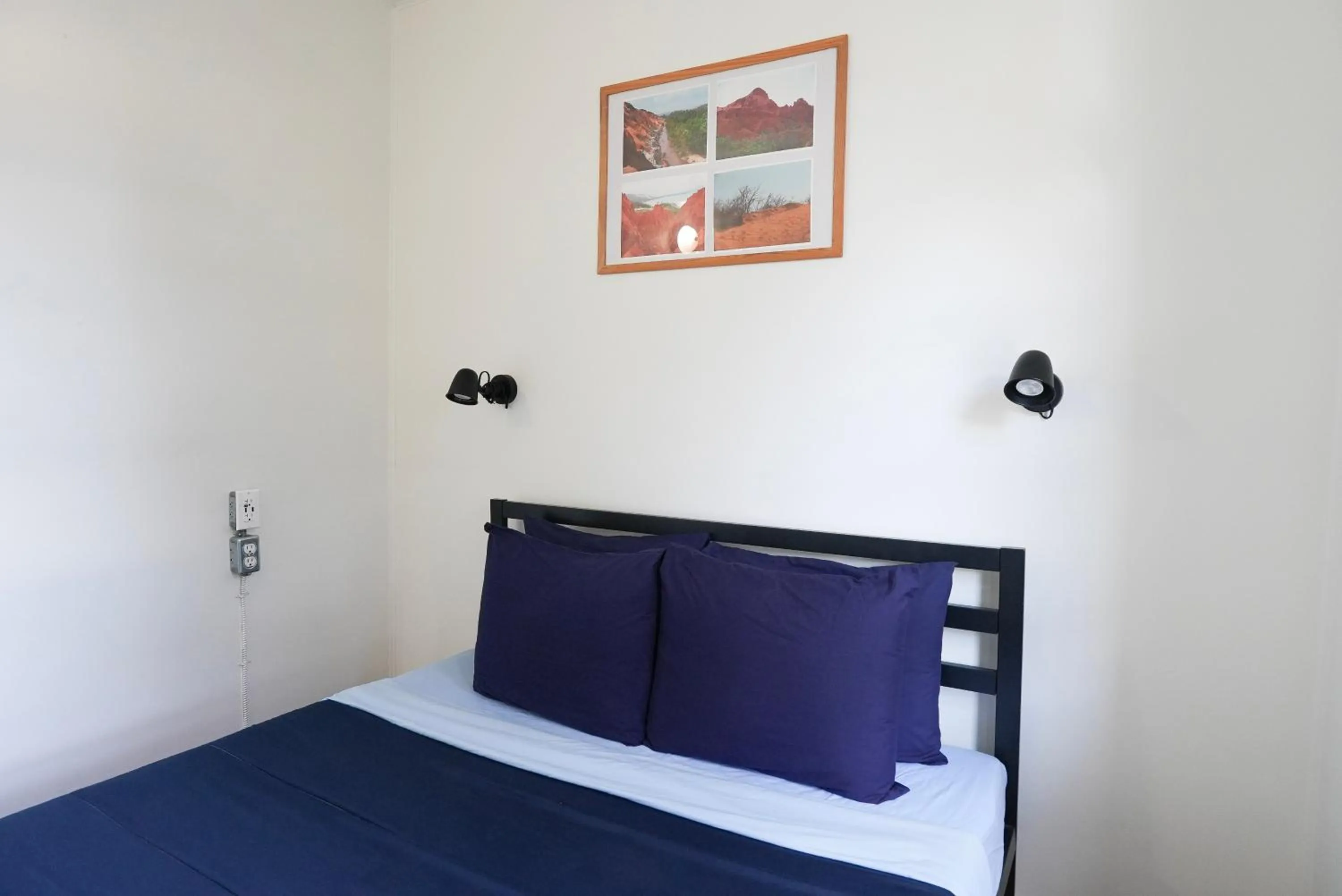 Bed in Ocean Island Inn | Backpackers | Suites