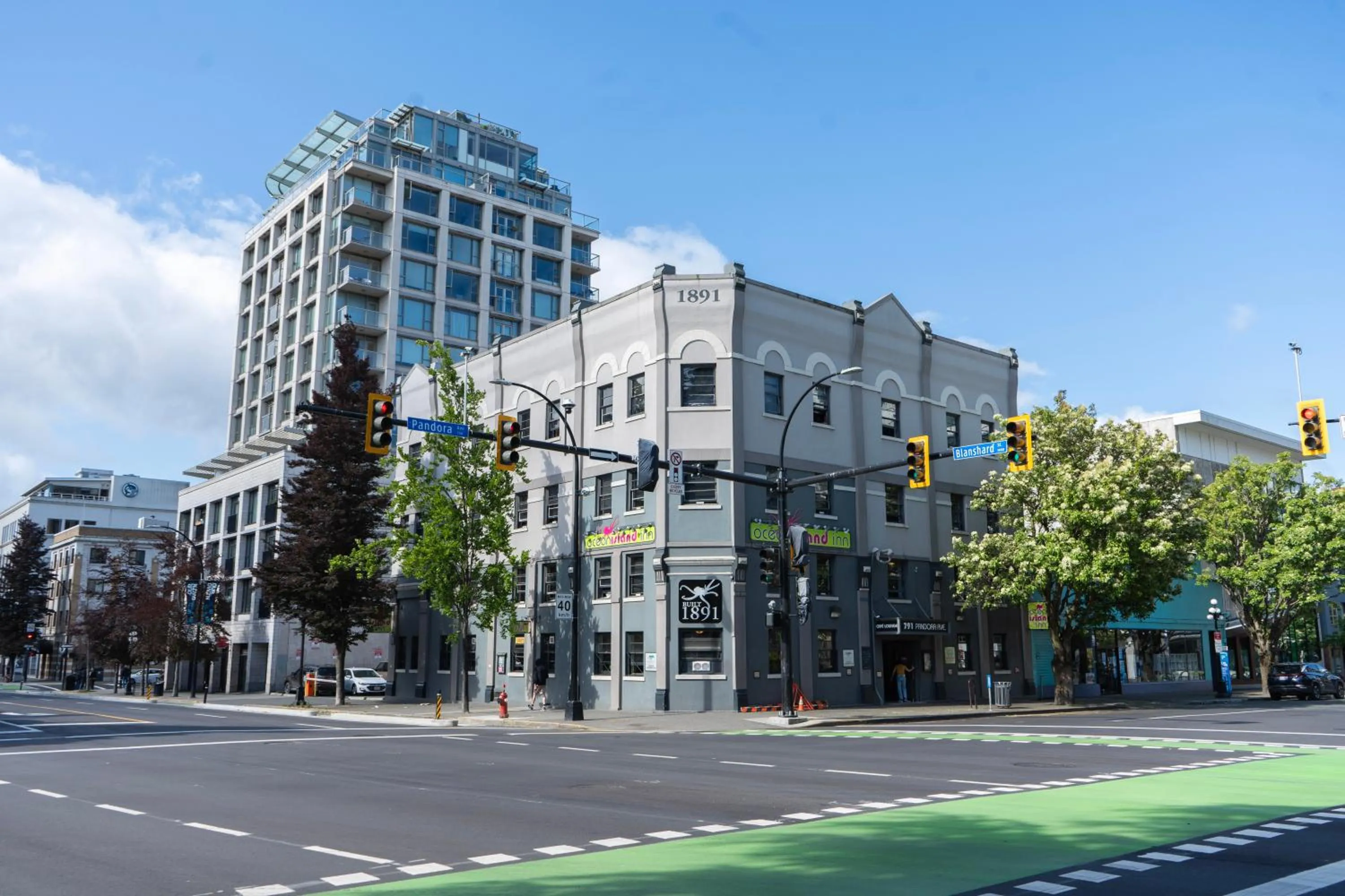 Property building in Ocean Island Inn | Backpackers | Suites