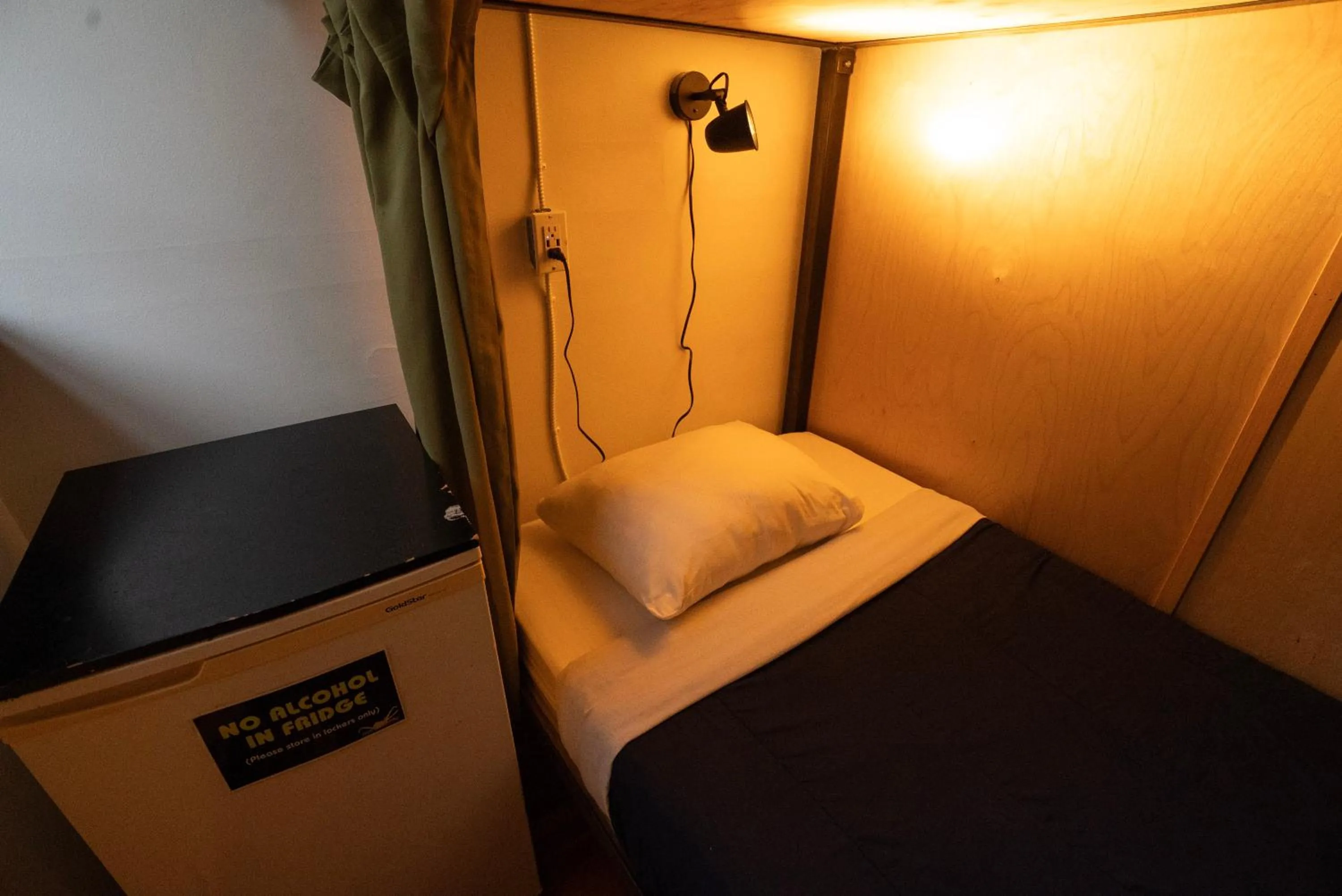 Bed in Ocean Island Inn | Backpackers | Suites