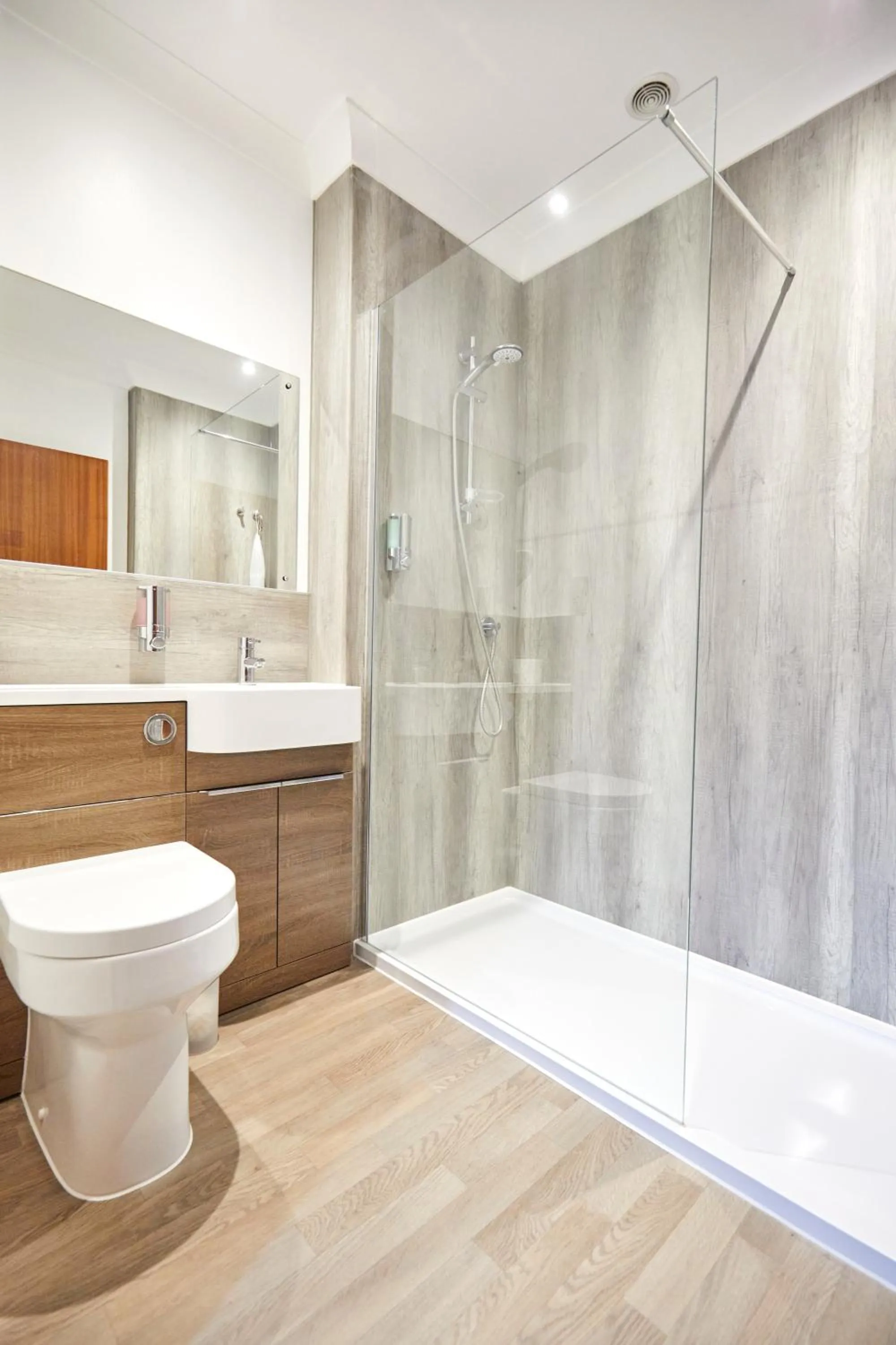 Shower in Wensum Valley Hotel Golf and Country Club