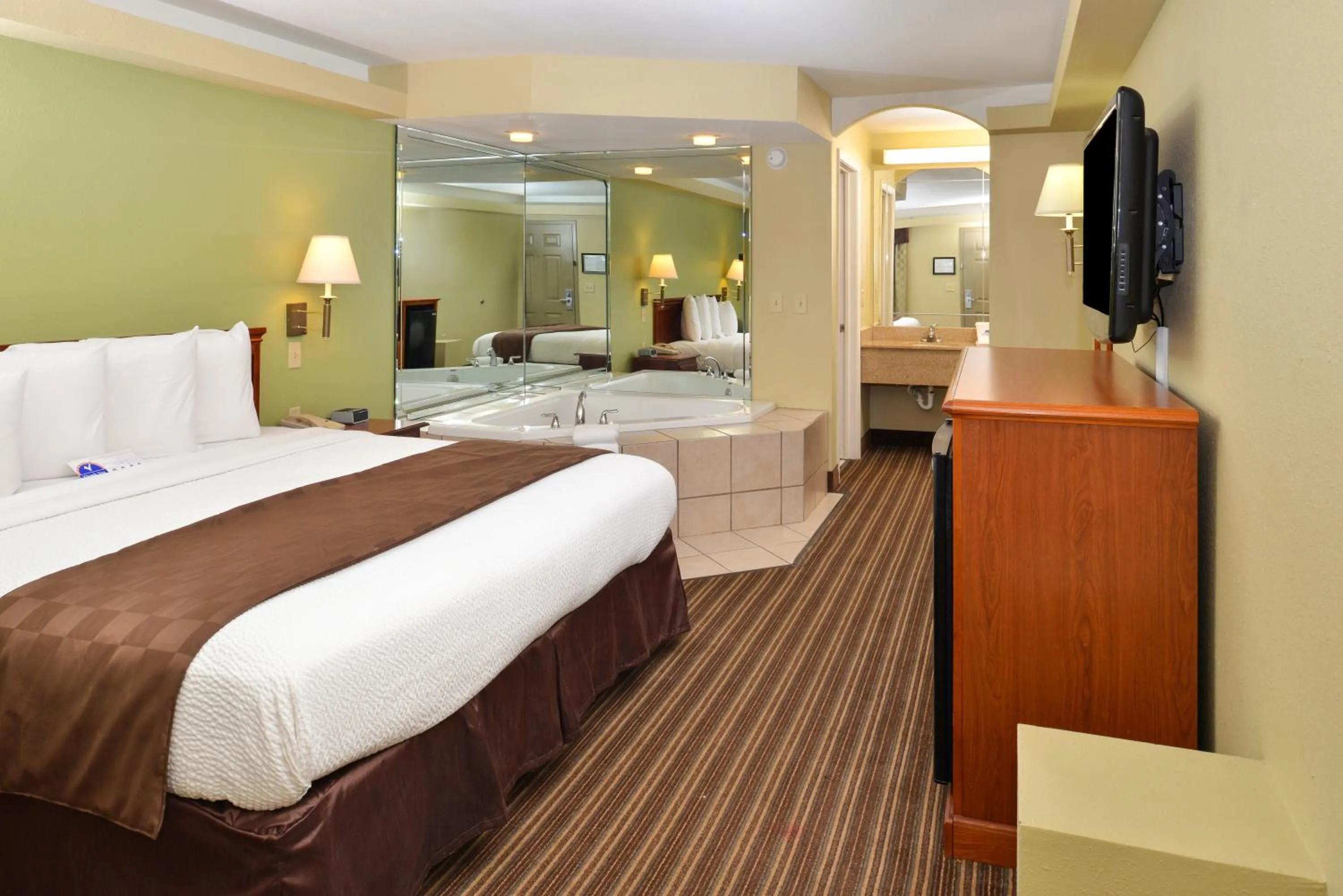 Hot Tub, Bed in Americas Best Value Inn and Suites Little Rock