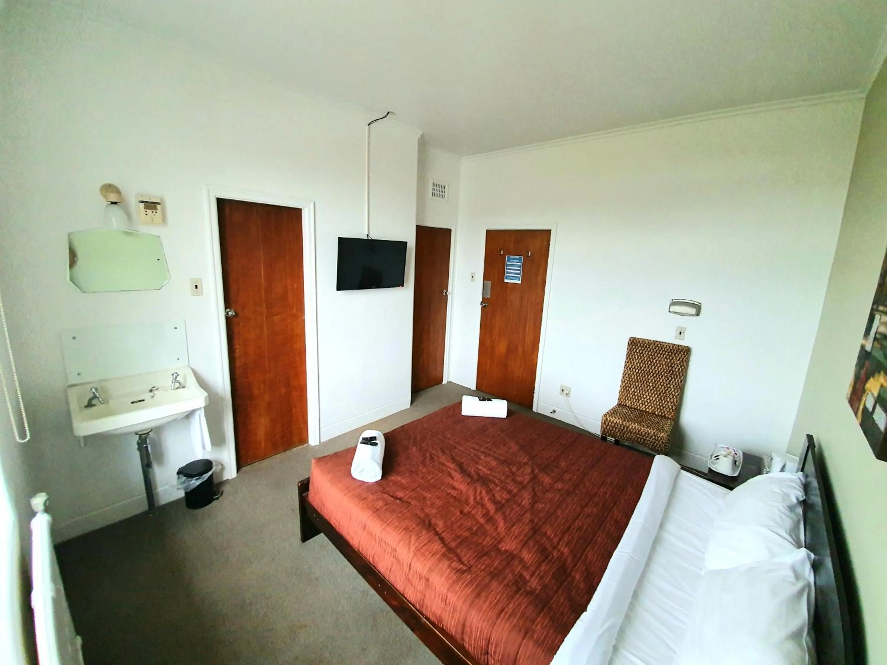 Photo of the whole room, Bed in Putaruru Hotel